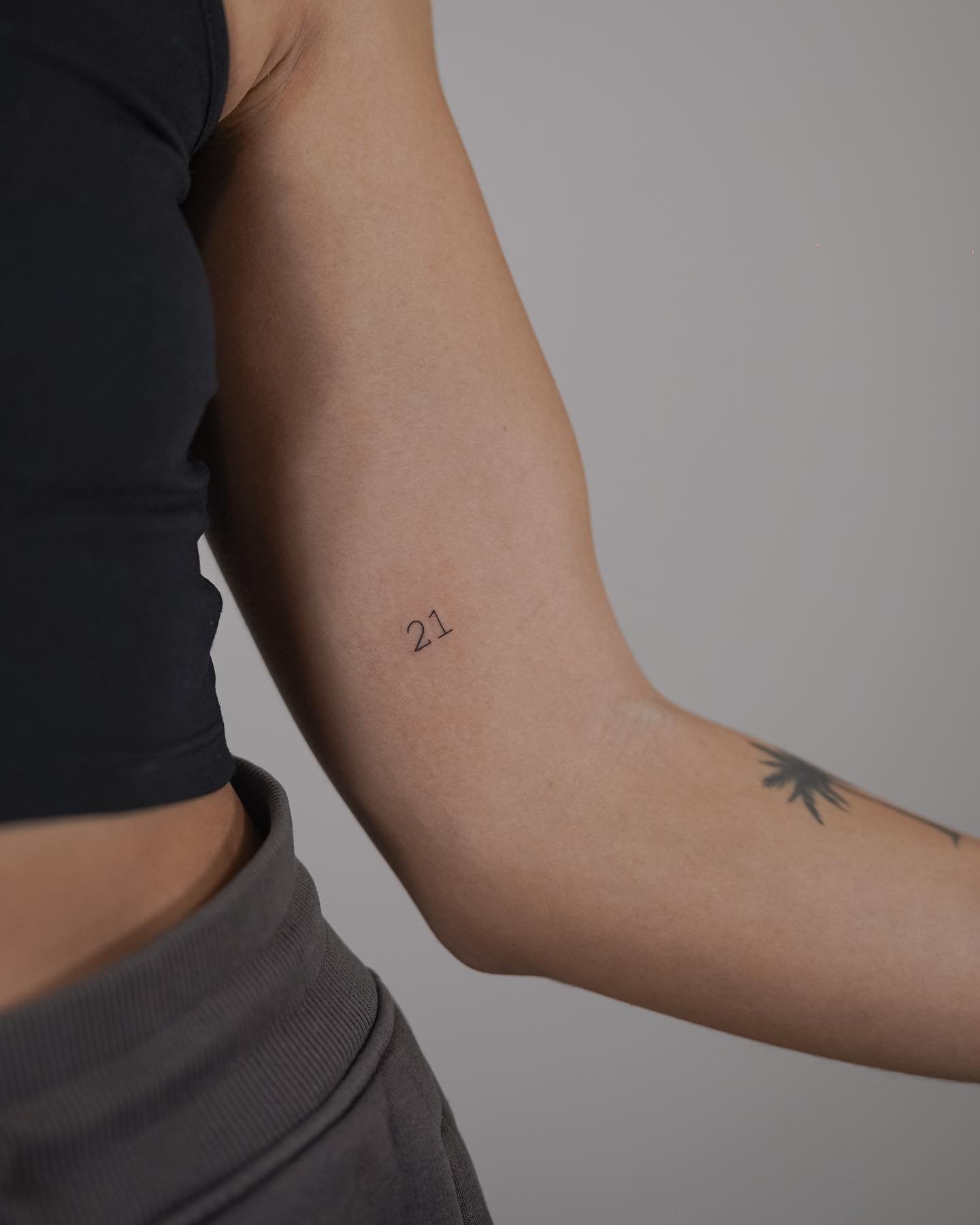 Tatuaje de frase en antebrazo, línea fina Sinkply Madrid
