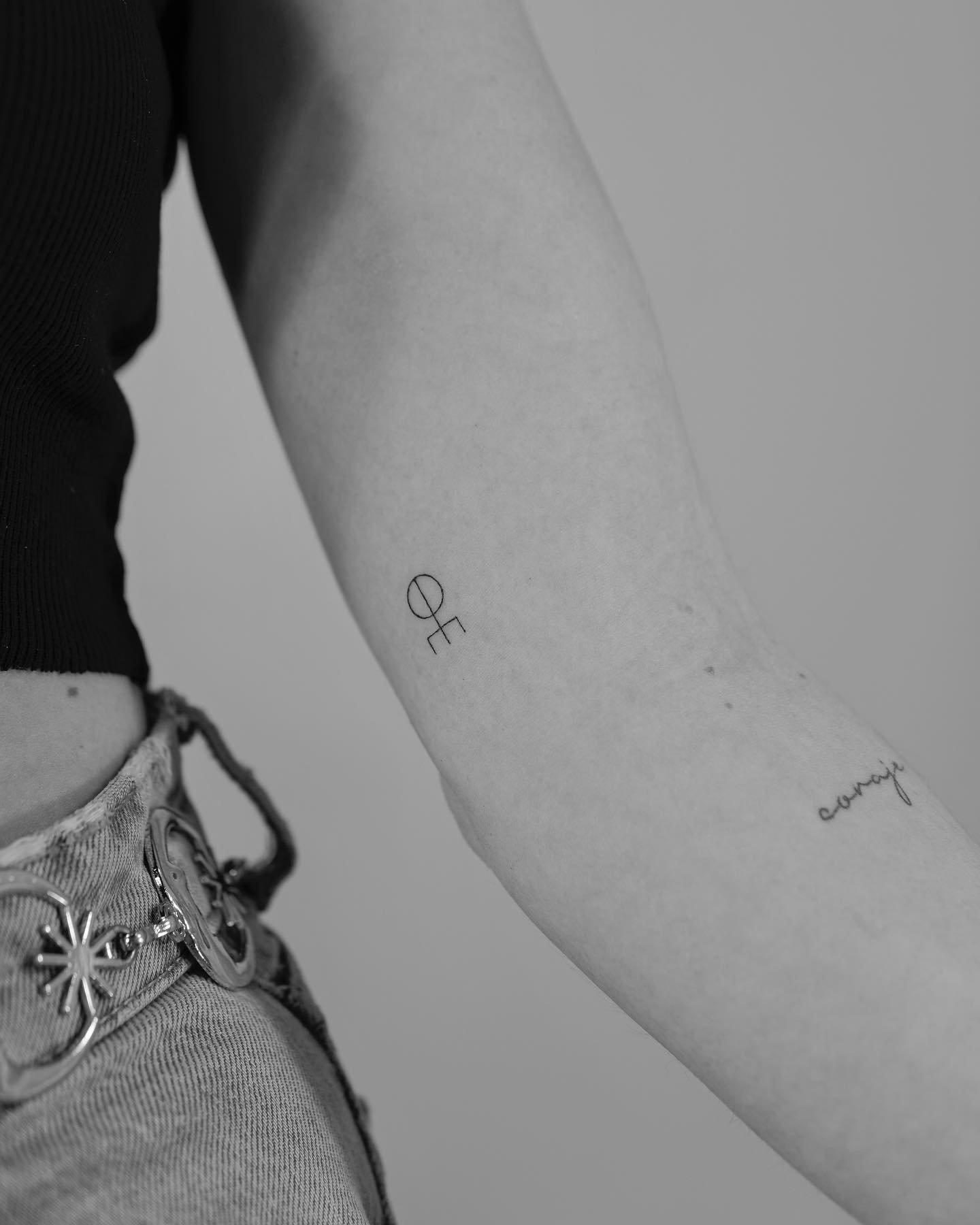 Tatuaje de frase en antebrazo, línea fina Sinkply Madrid