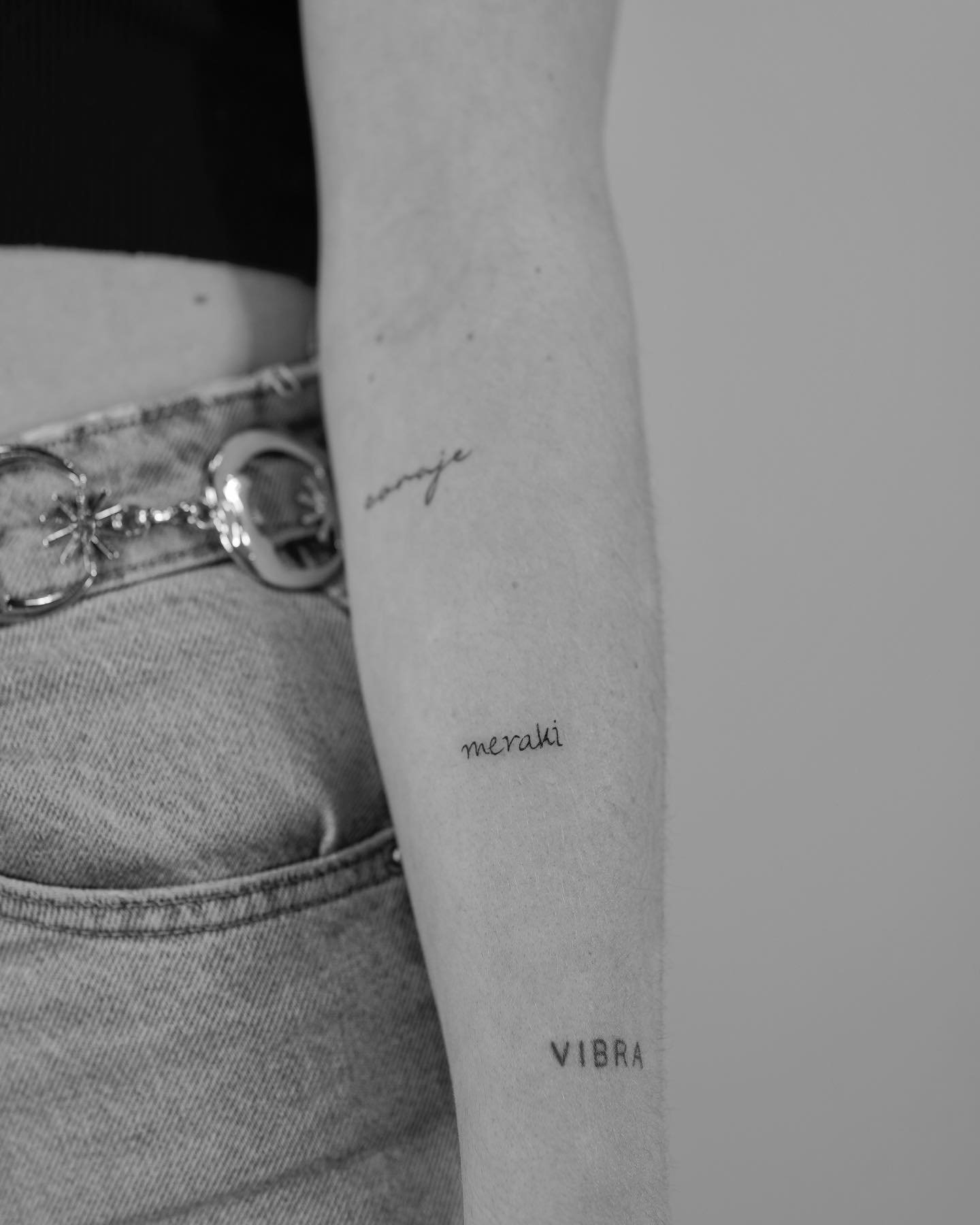 Tatuaje de frase en antebrazo, línea fina Sinkply Madrid
