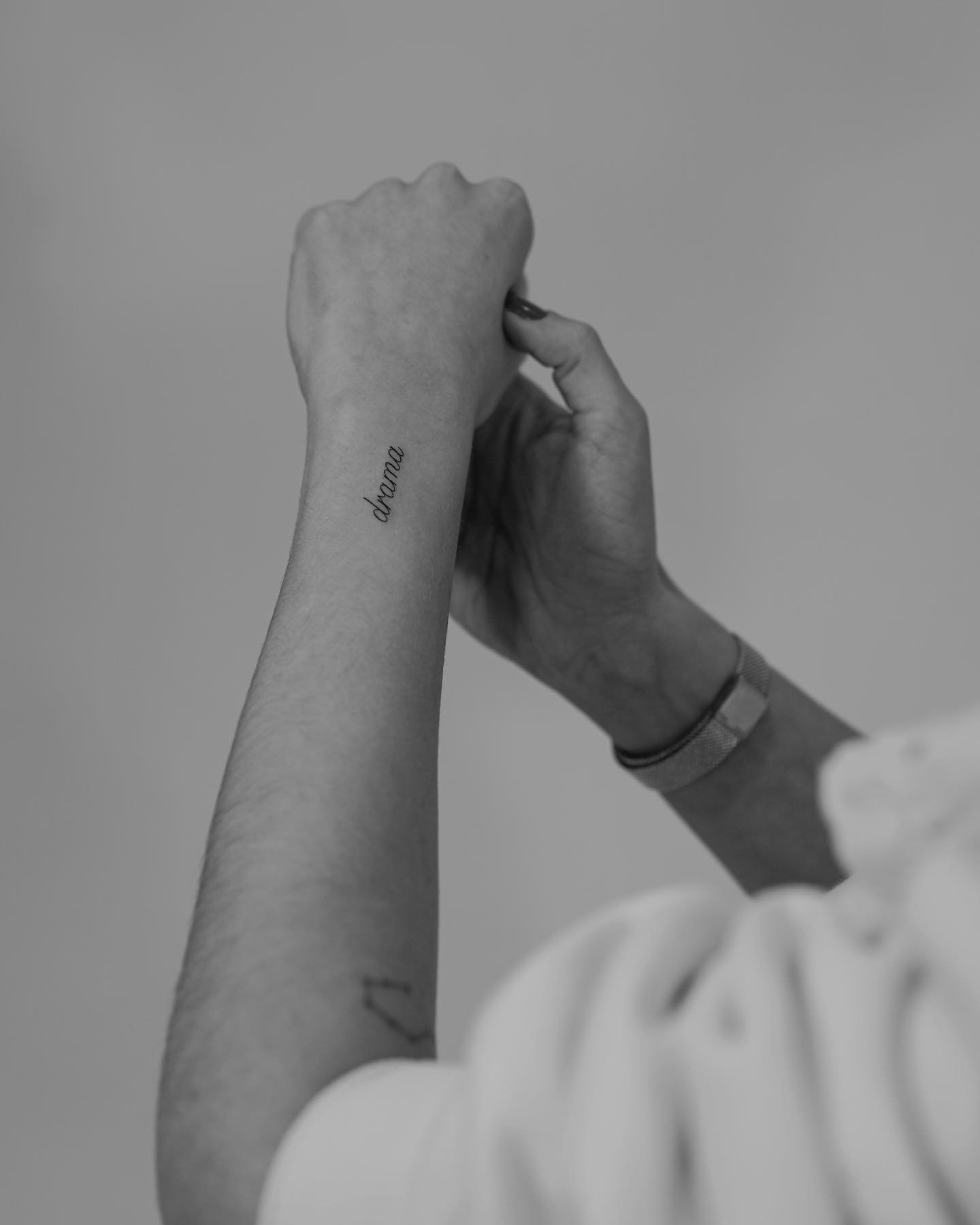 Tatuaje de frase en antebrazo, línea fina Sinkply Madrid
