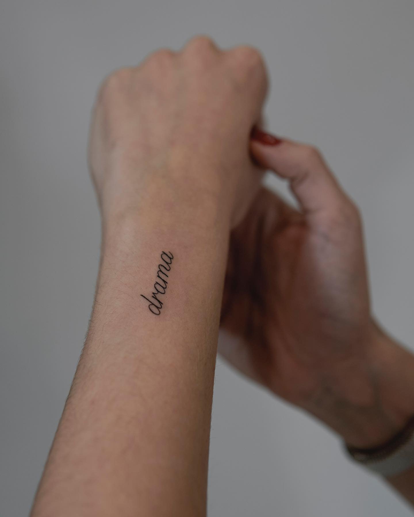 Tatuaje de frase en antebrazo, línea fina Sinkply Madrid