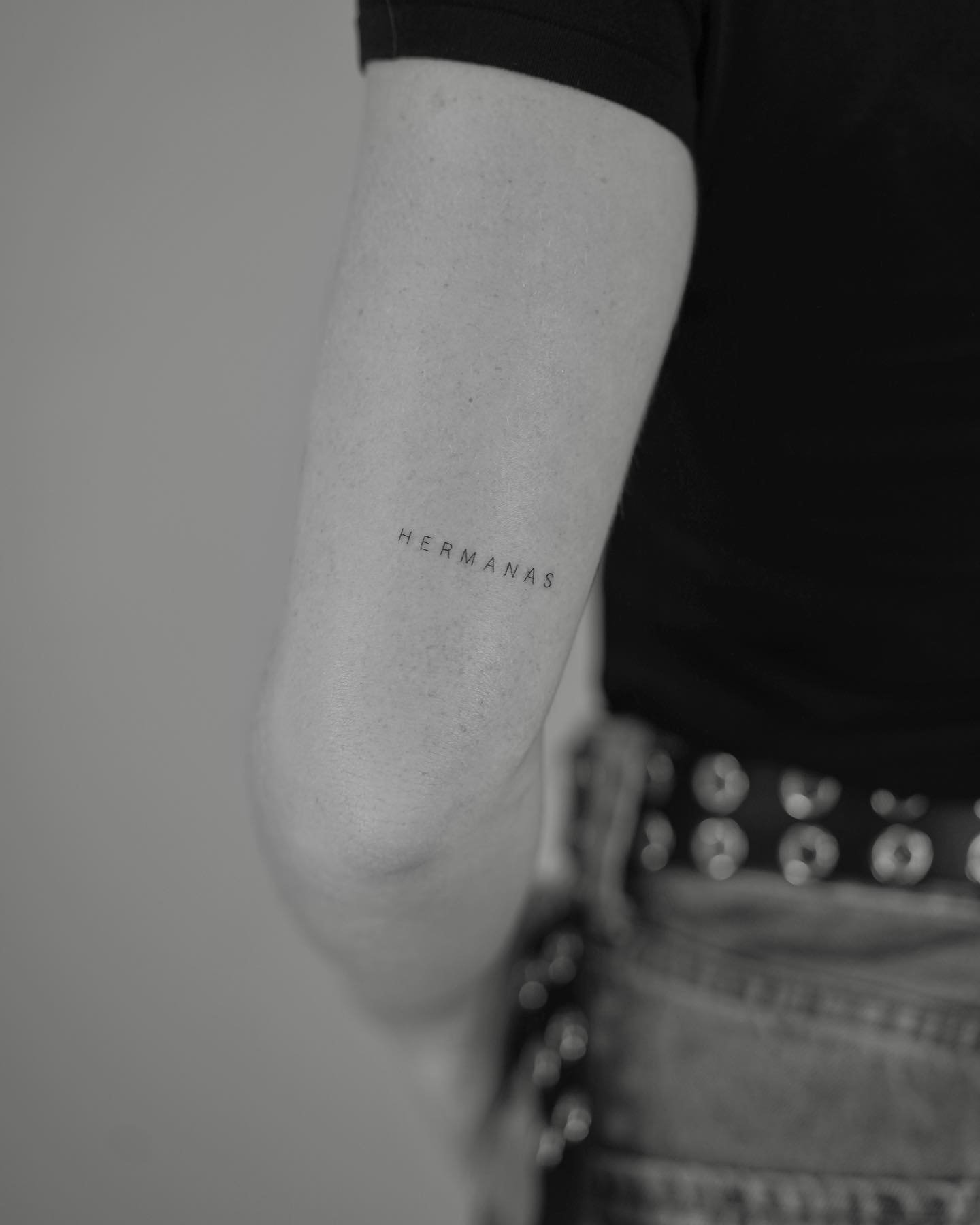 Tatuaje de frase en antebrazo, línea fina Sinkply Madrid