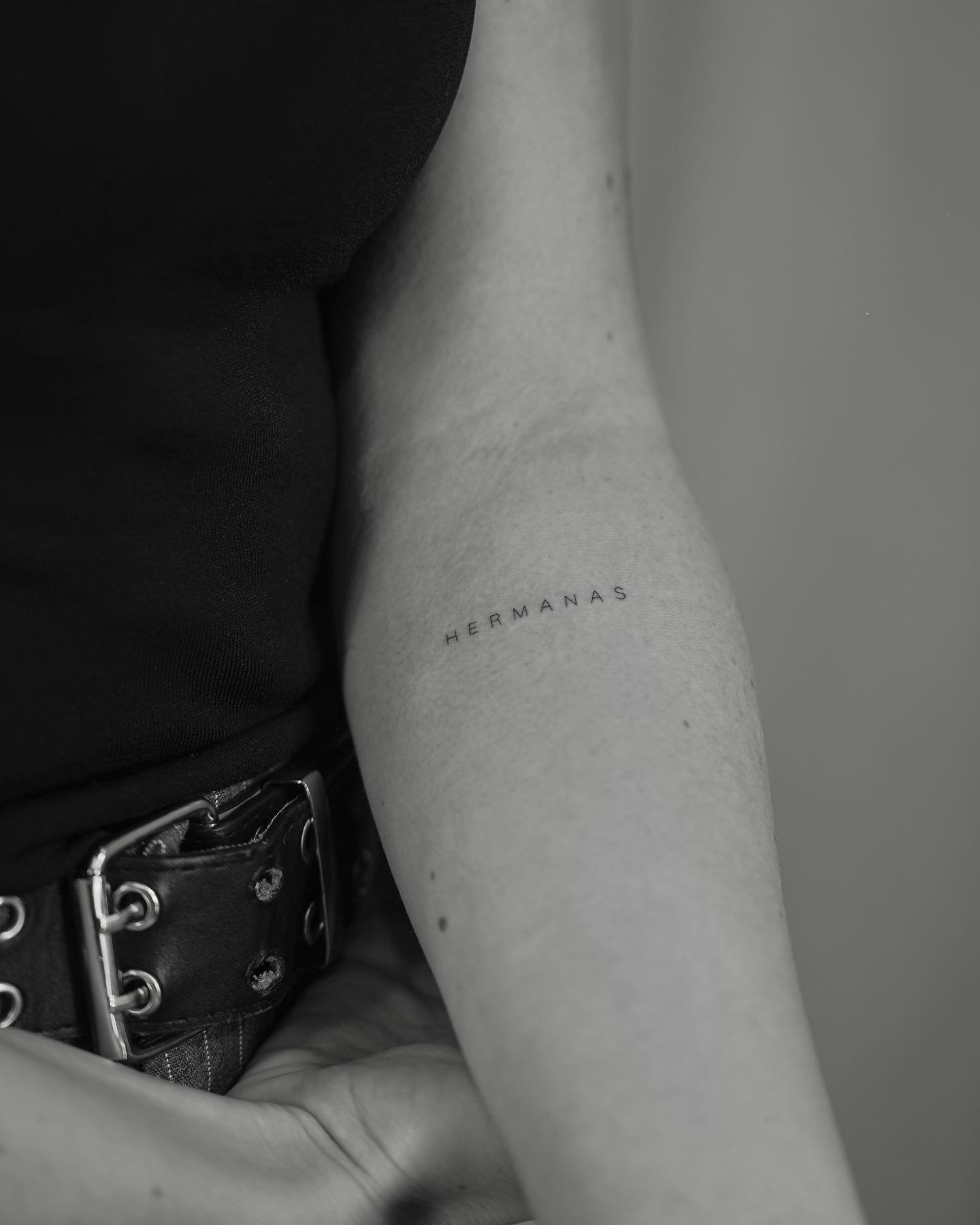 Tatuaje de frase en antebrazo, línea fina Sinkply Madrid