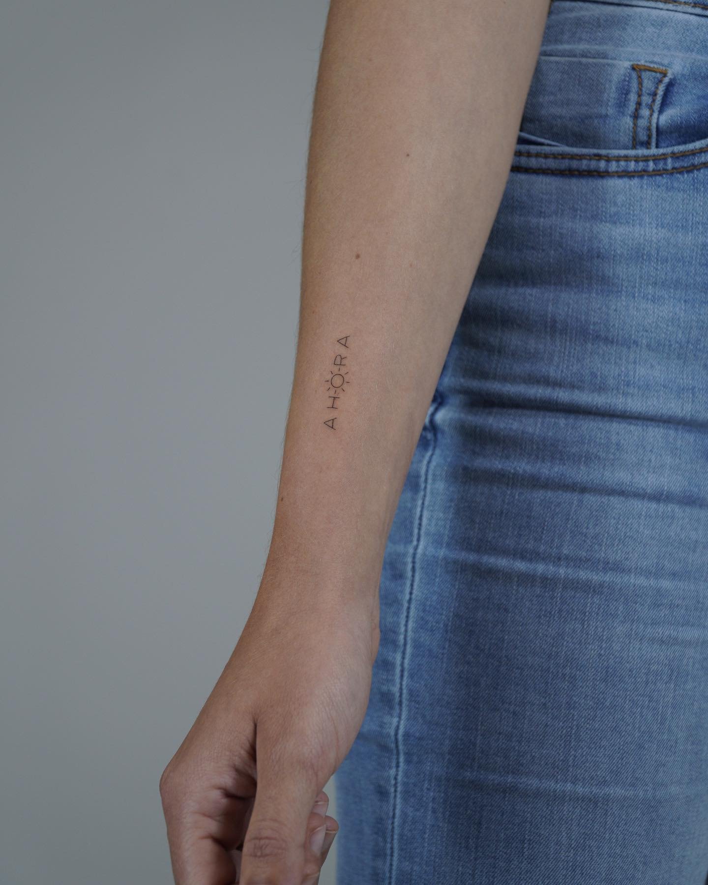Tatuaje de frase en antebrazo, línea fina Sinkply Madrid