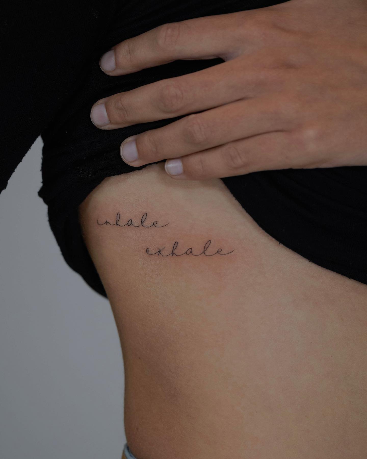 Tatuaje de frase en antebrazo, línea fina Sinkply Madrid