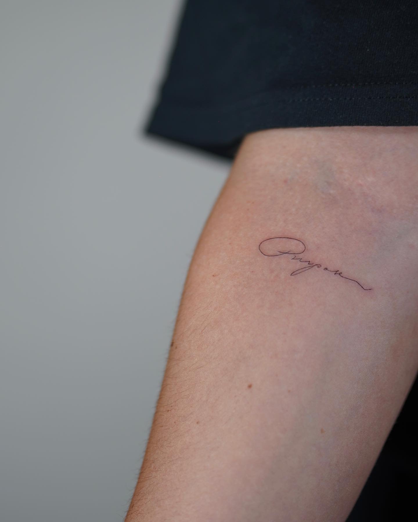 Tatuaje de frase en antebrazo, línea fina Sinkply Madrid