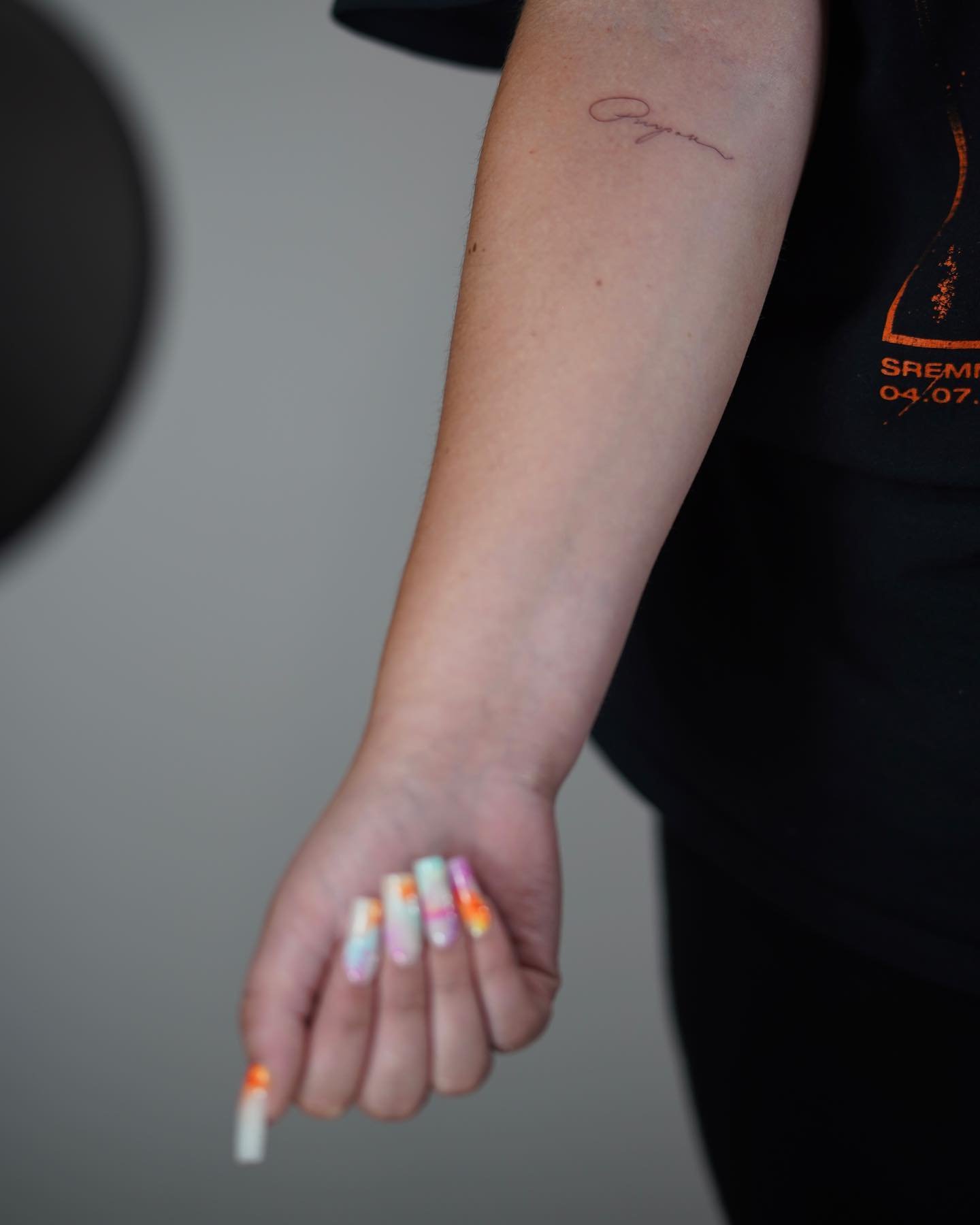 Tatuaje de frase en antebrazo, línea fina Sinkply Madrid
