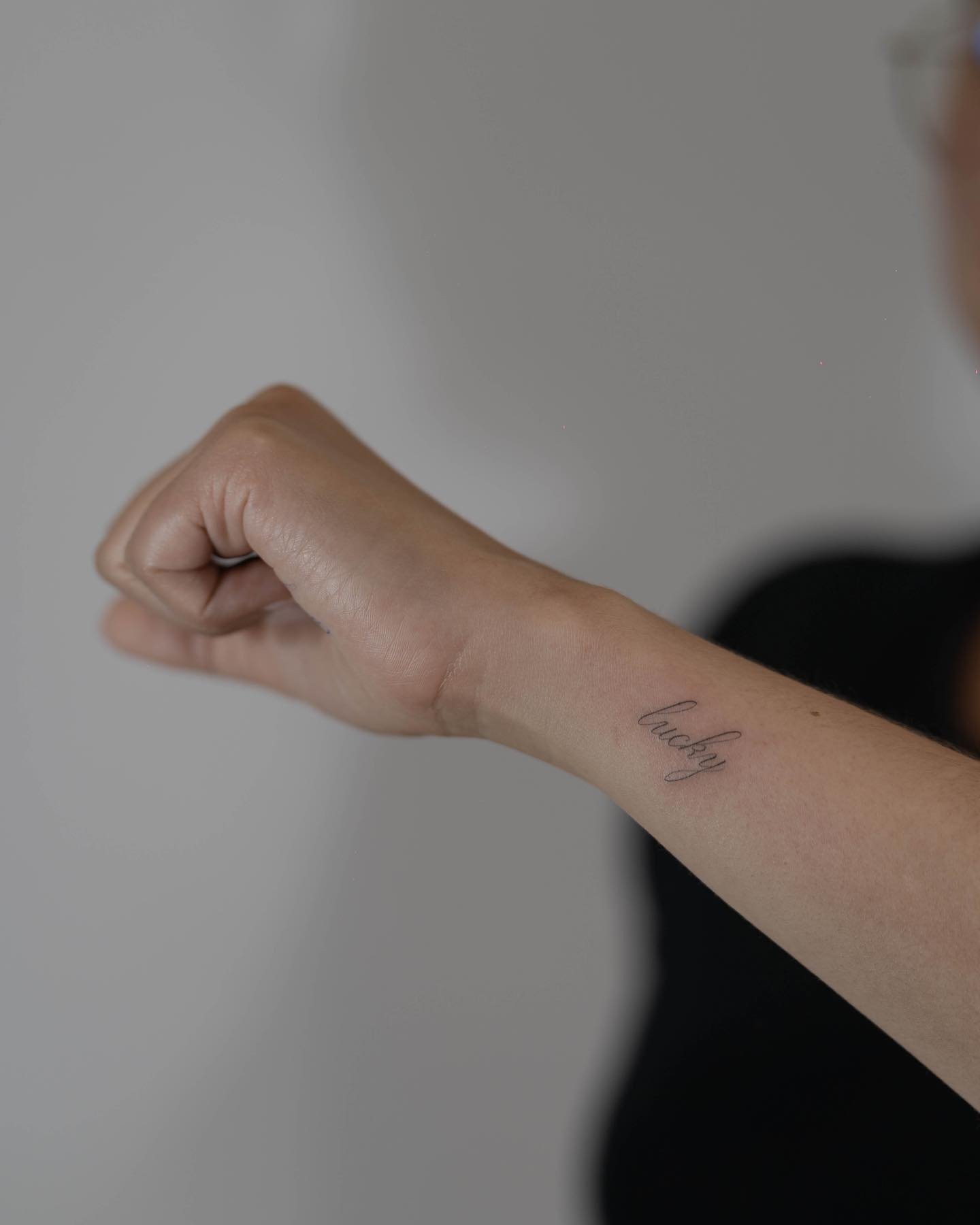 Tatuaje de frase en antebrazo, línea fina Sinkply Madrid