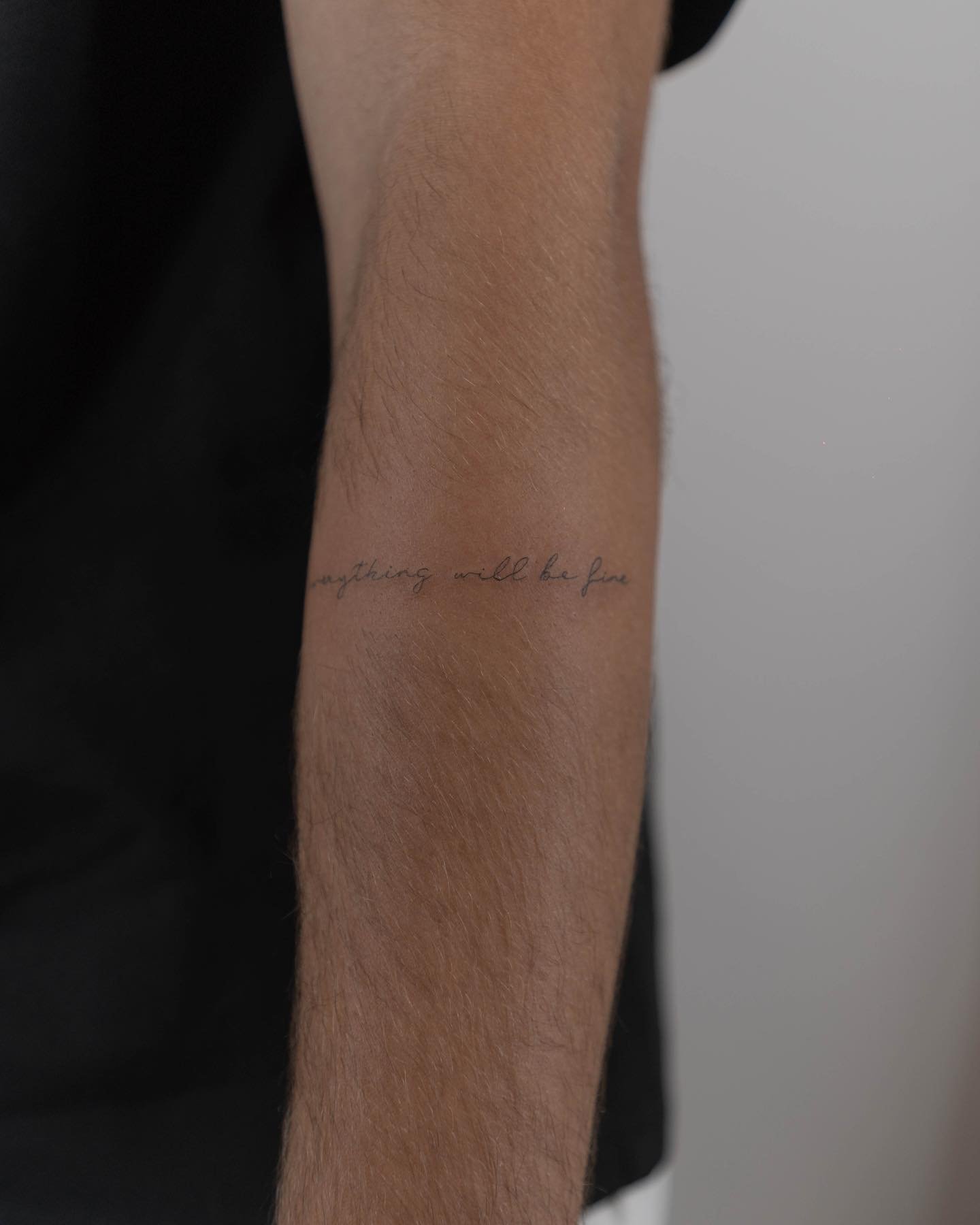 Tatuaje de frase en antebrazo, línea fina Sinkply Madrid