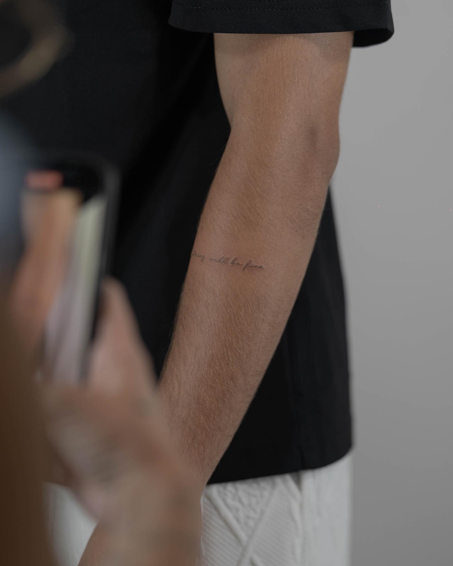 Tatuaje de frase en antebrazo, línea fina Sinkply Madrid