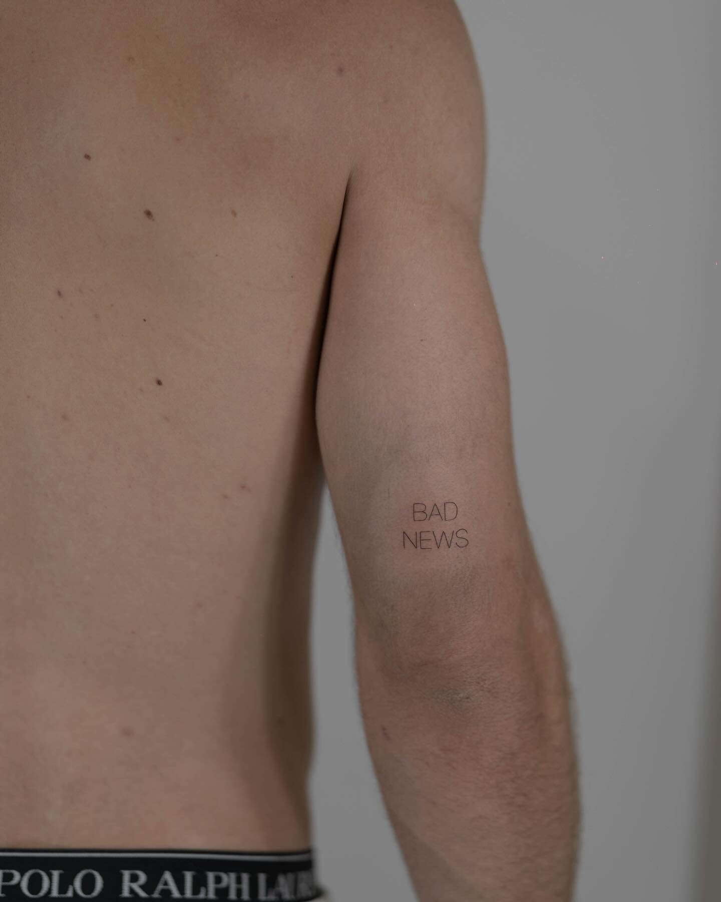 Tatuaje de frase en antebrazo, línea fina Sinkply Madrid