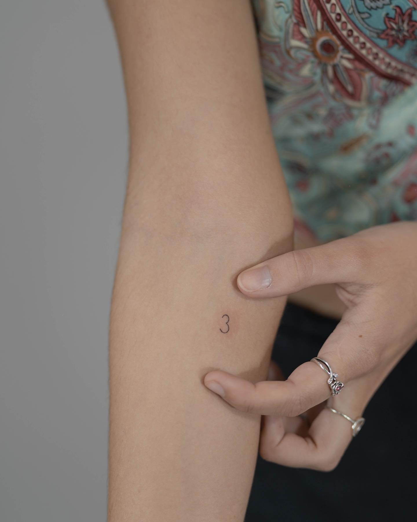 Tatuaje de frase en antebrazo, línea fina Sinkply Madrid