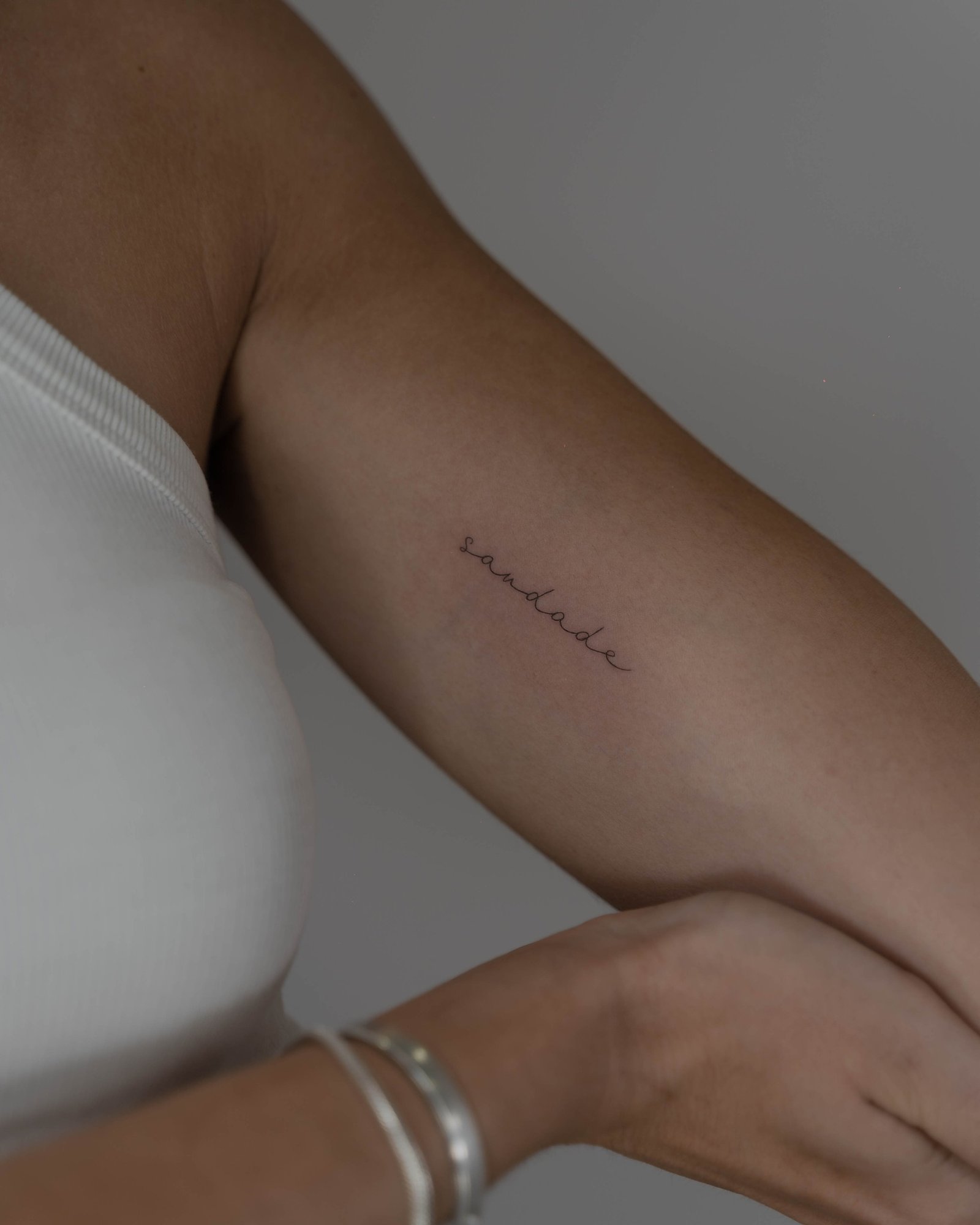 Tatuaje de frase en antebrazo, línea fina Sinkply Madrid