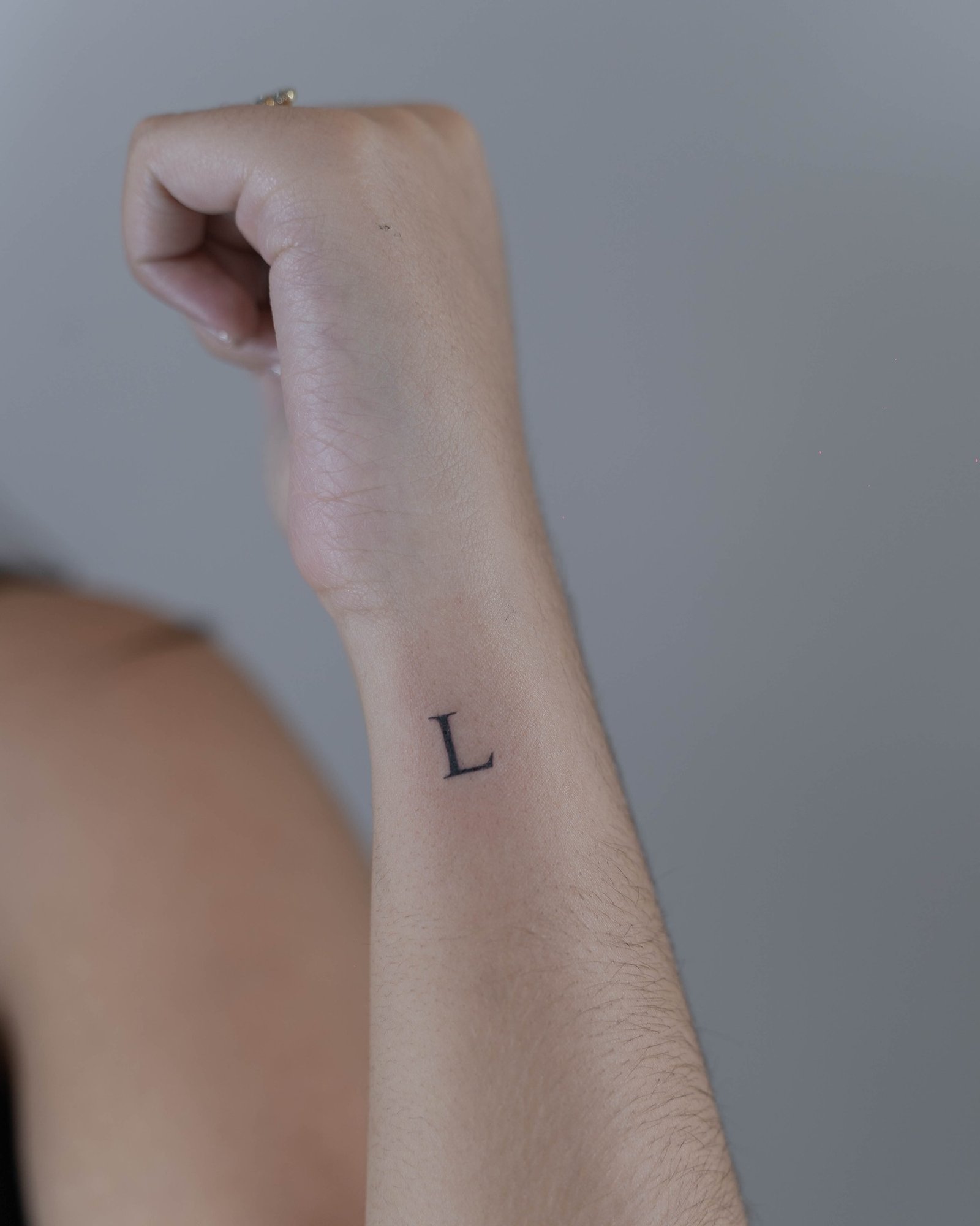 Tatuaje de frase en antebrazo, línea fina Sinkply Madrid