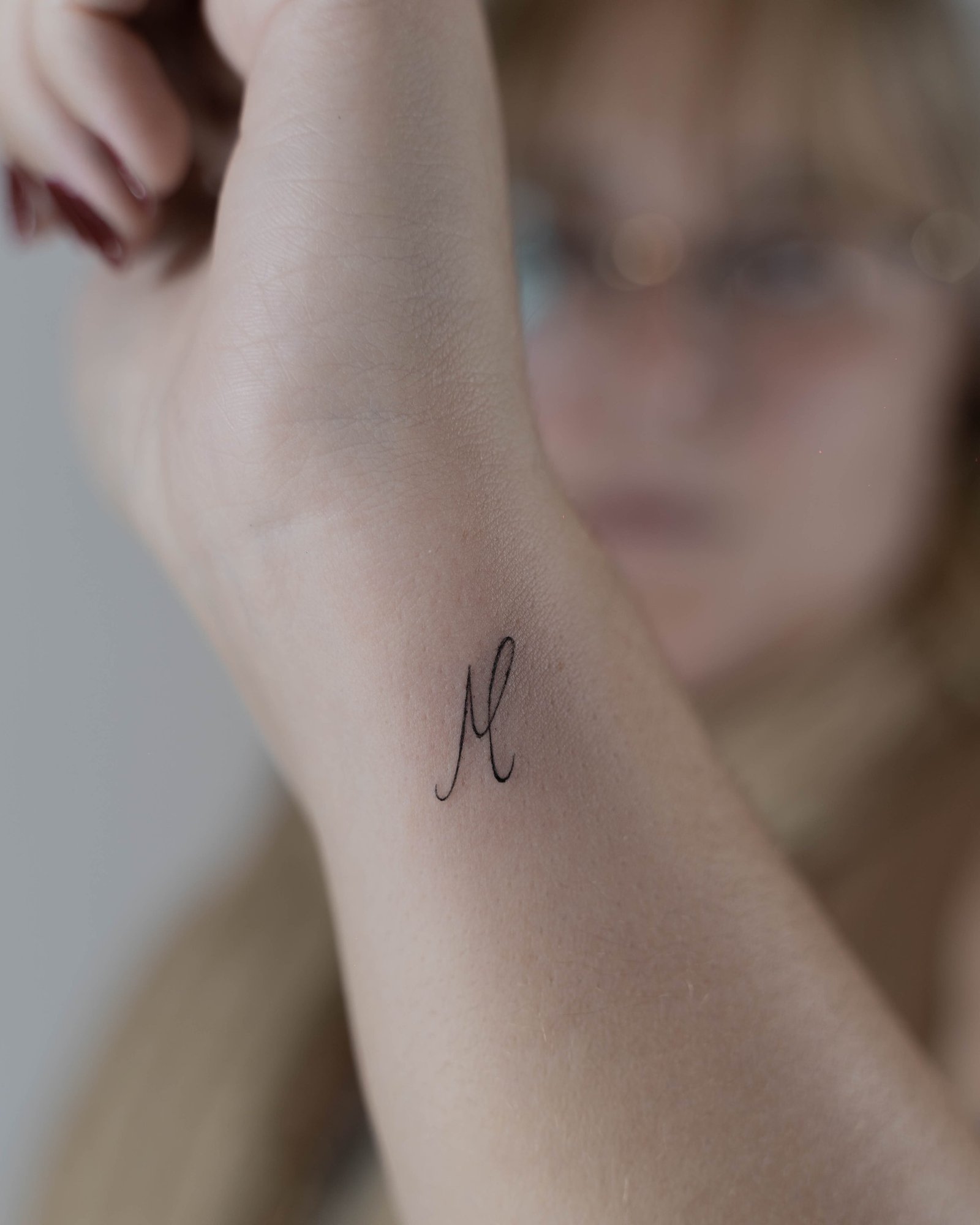 Tatuaje de frase en antebrazo, línea fina Sinkply Madrid