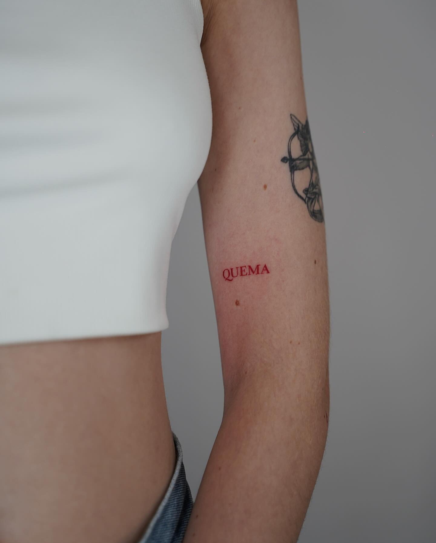Tatuaje de frase en antebrazo, línea fina Sinkply Madrid