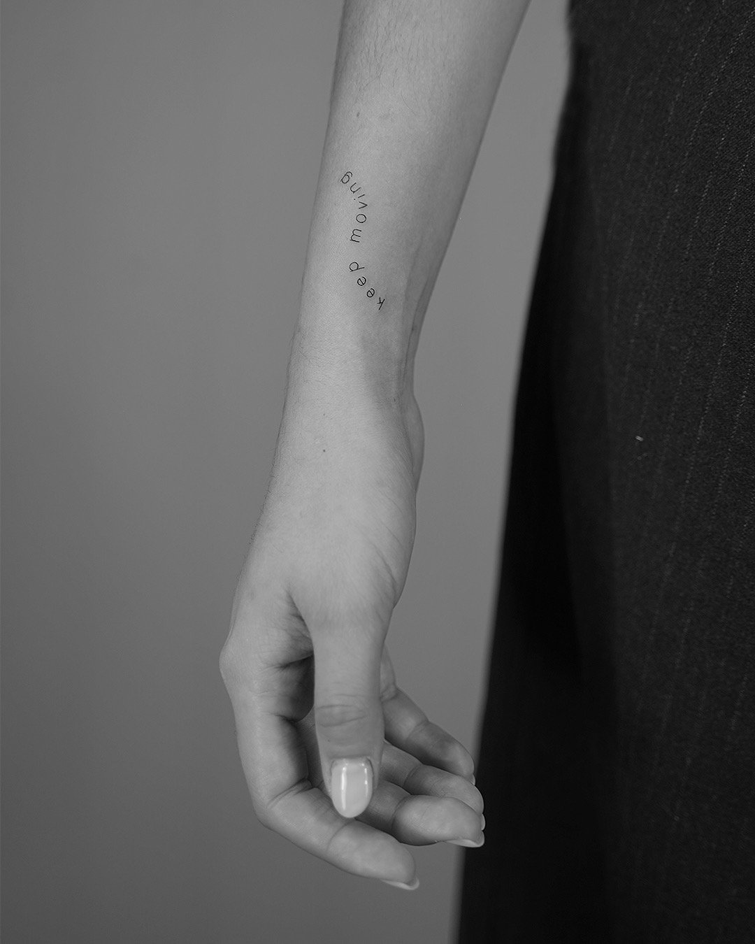 Tatuaje de frase en antebrazo, línea fina Sinkply Madrid