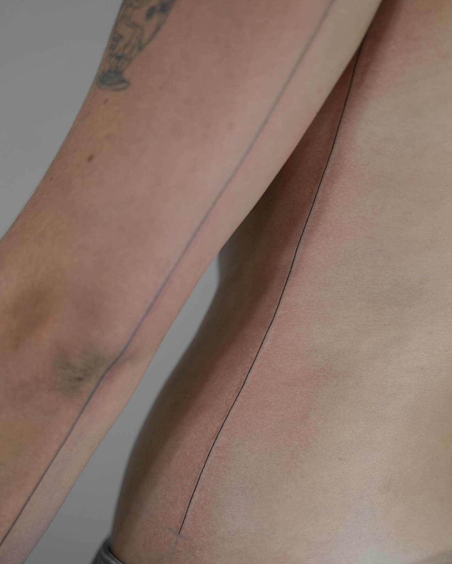 Tatuaje de frase en antebrazo, línea fina Sinkply Madrid