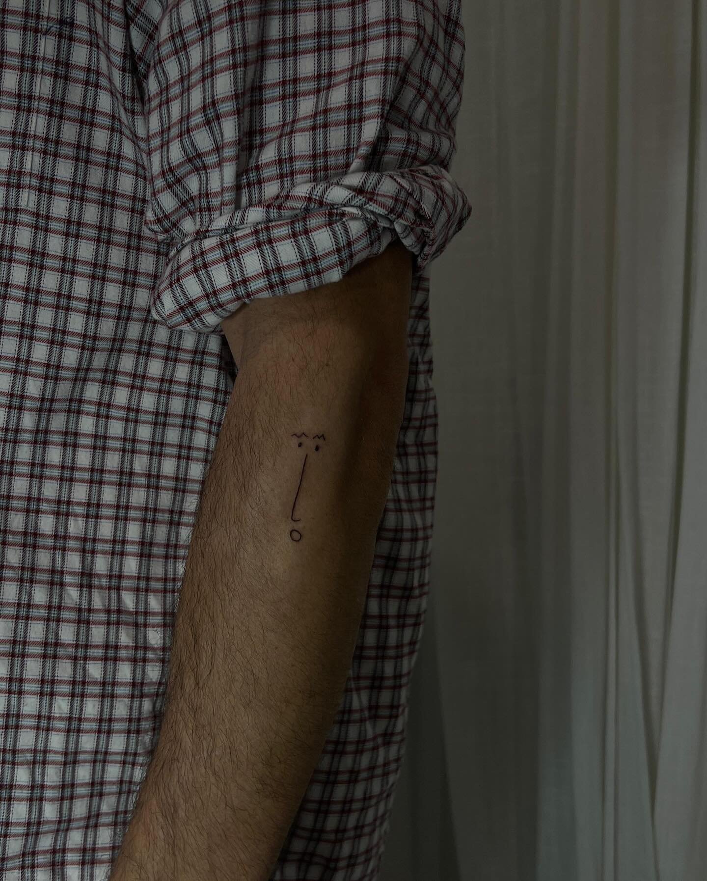 Tatuaje de frase en antebrazo, línea fina Sinkply Madrid