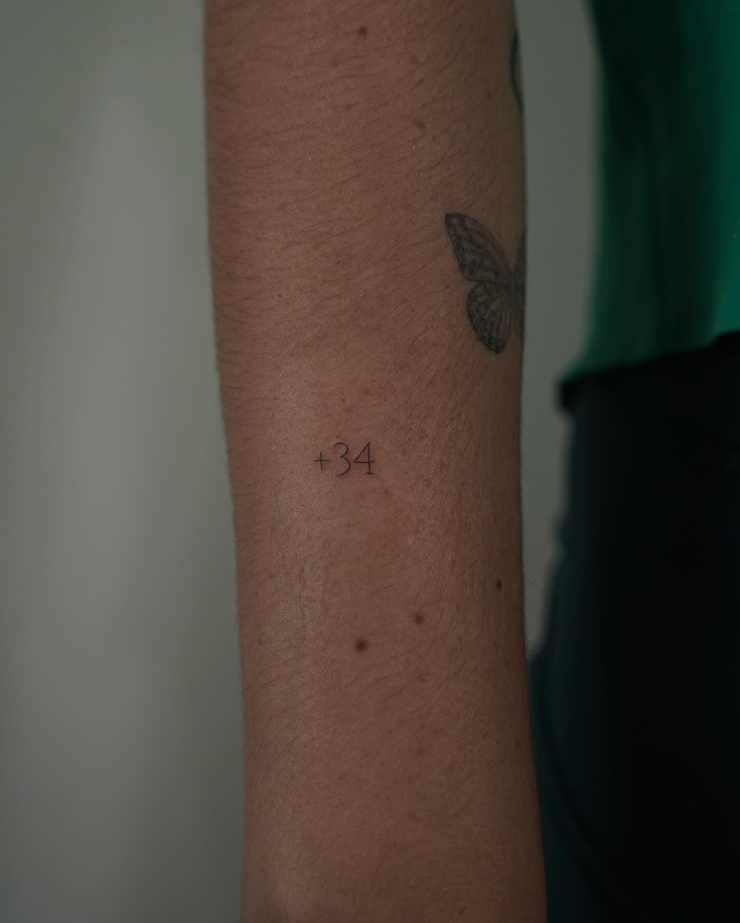 Tatuaje de frase en antebrazo, línea fina Sinkply Madrid