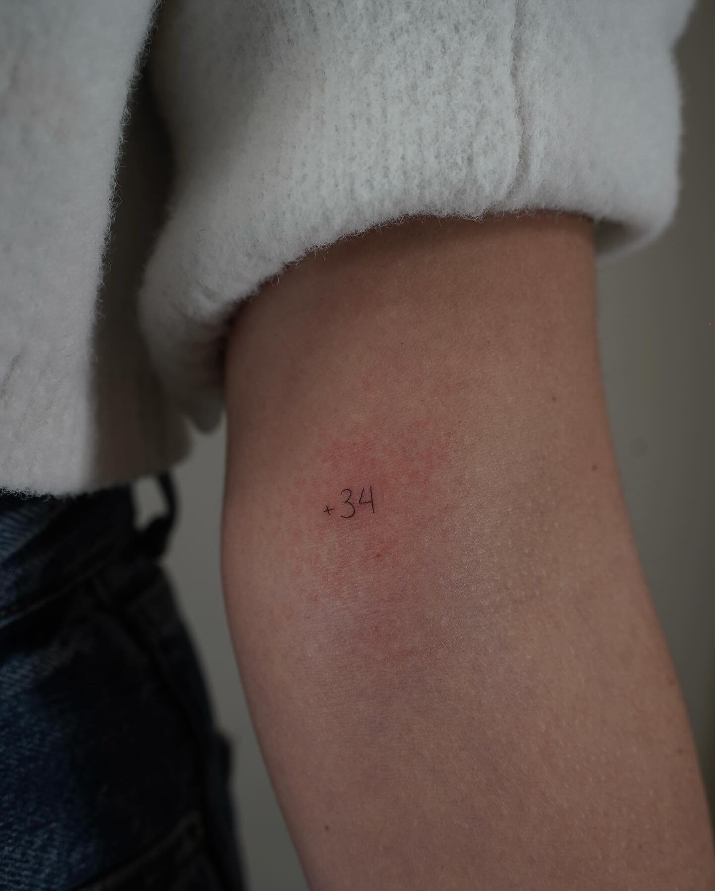 Tatuaje de frase en antebrazo, línea fina Sinkply Madrid