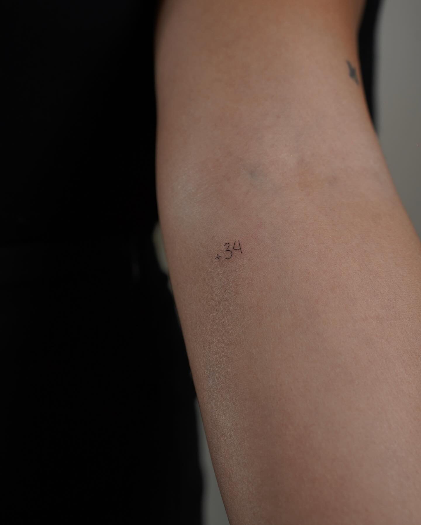Tatuaje de frase en antebrazo, línea fina Sinkply Madrid
