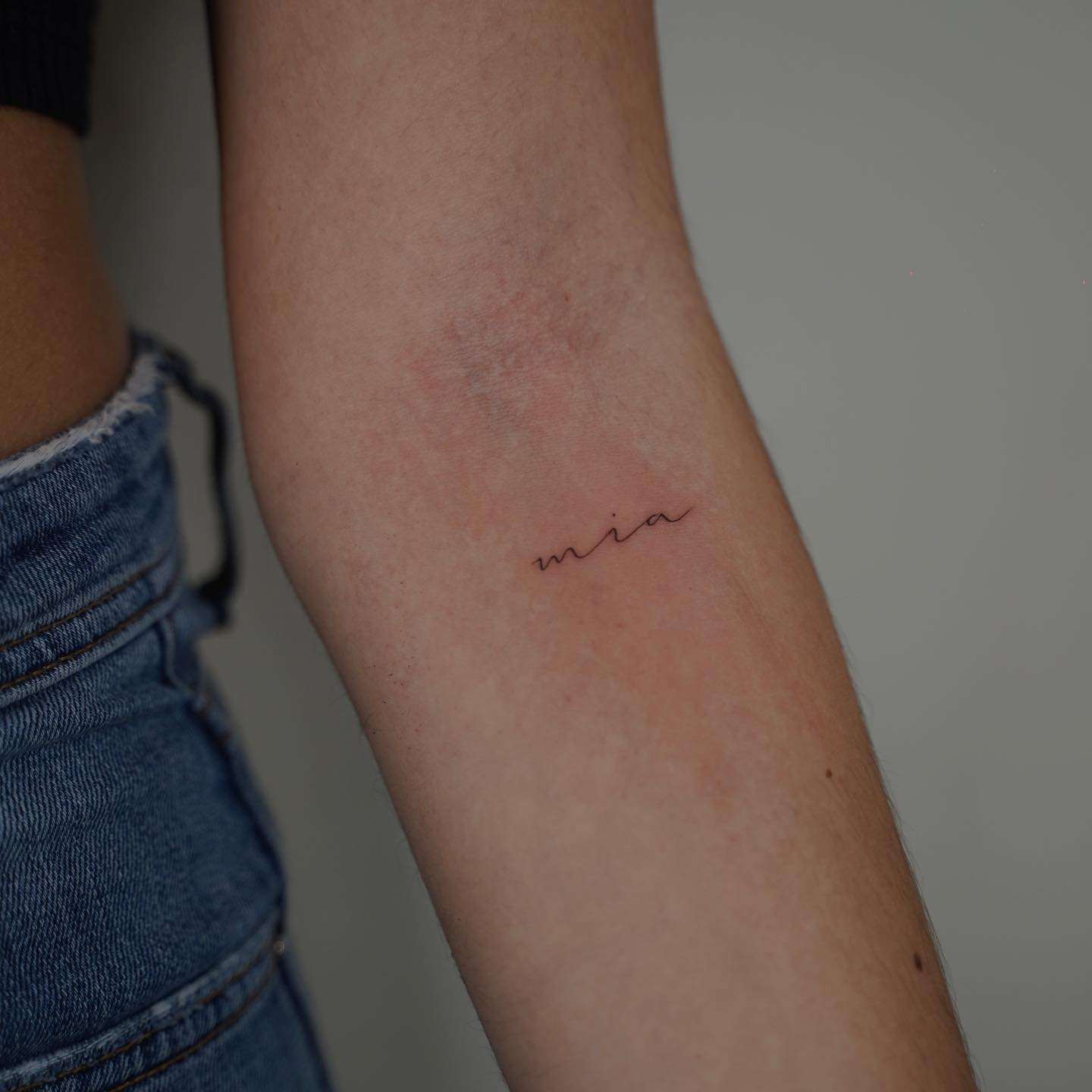 Tatuaje de frase en antebrazo, línea fina Sinkply Madrid