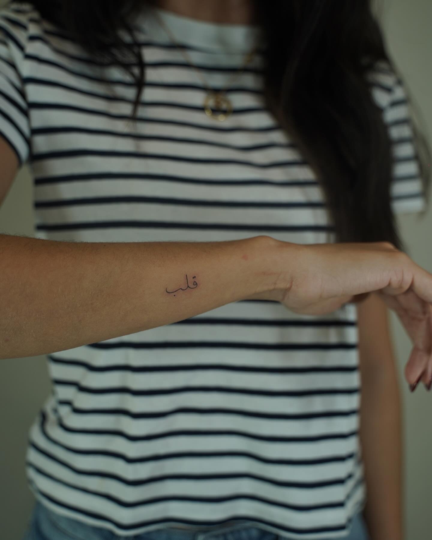 Tatuaje de frase en antebrazo, línea fina Sinkply Madrid