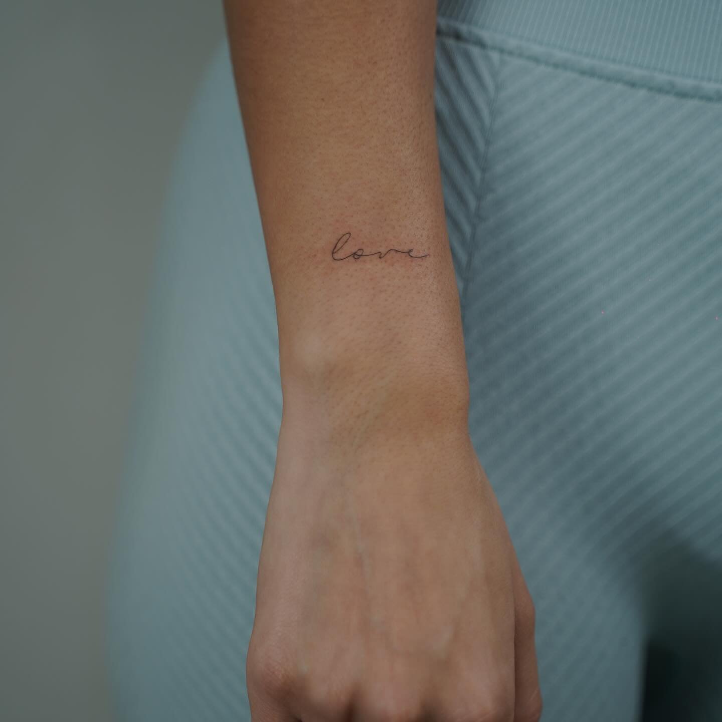 Tatuaje de frase en antebrazo, línea fina Sinkply Madrid