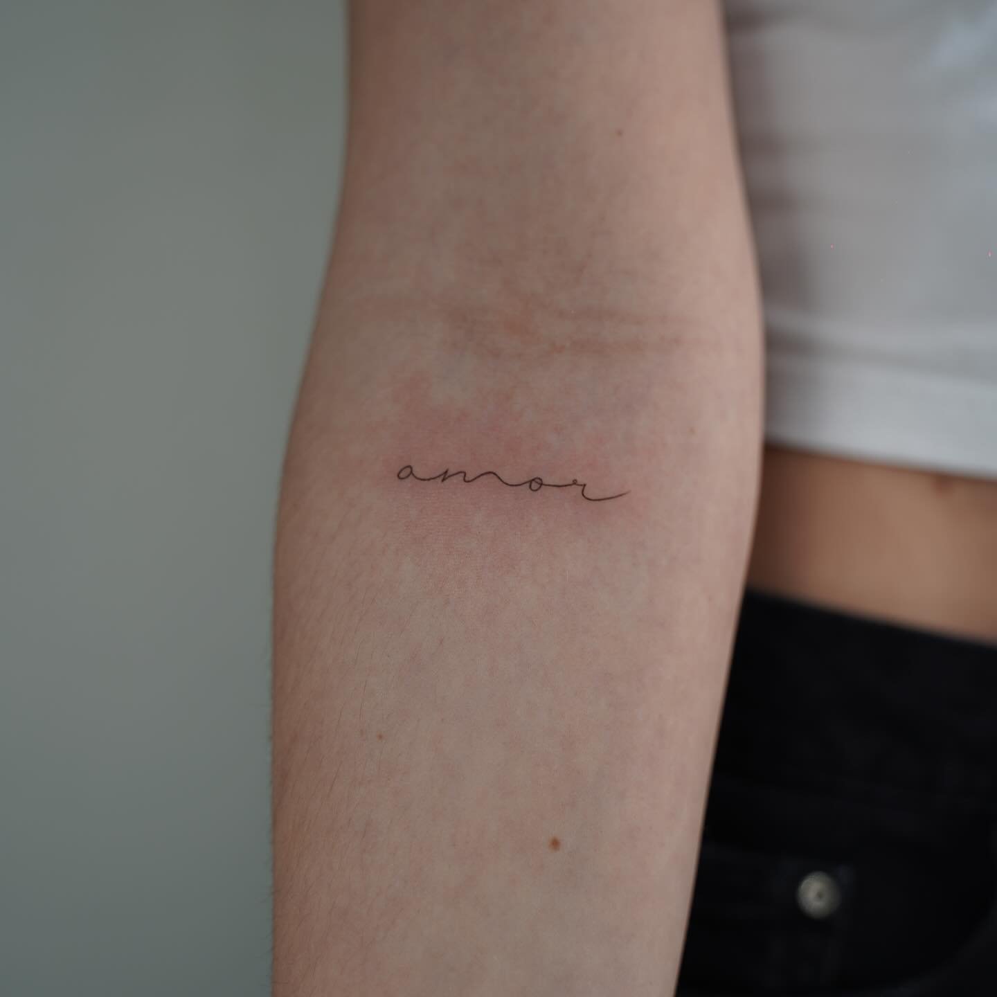 Tatuaje de frase en antebrazo, línea fina Sinkply Madrid