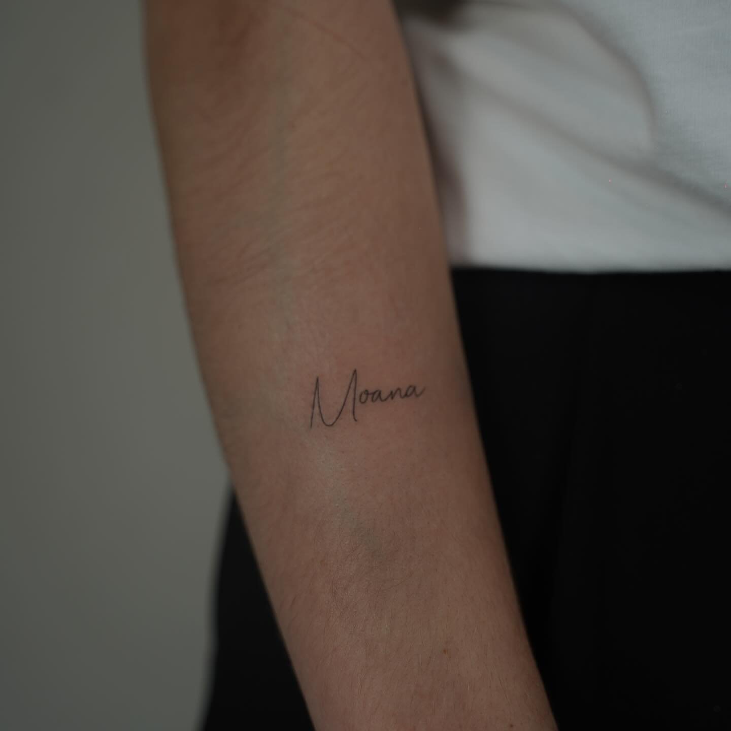 Tatuaje de frase en antebrazo, línea fina Sinkply Madrid