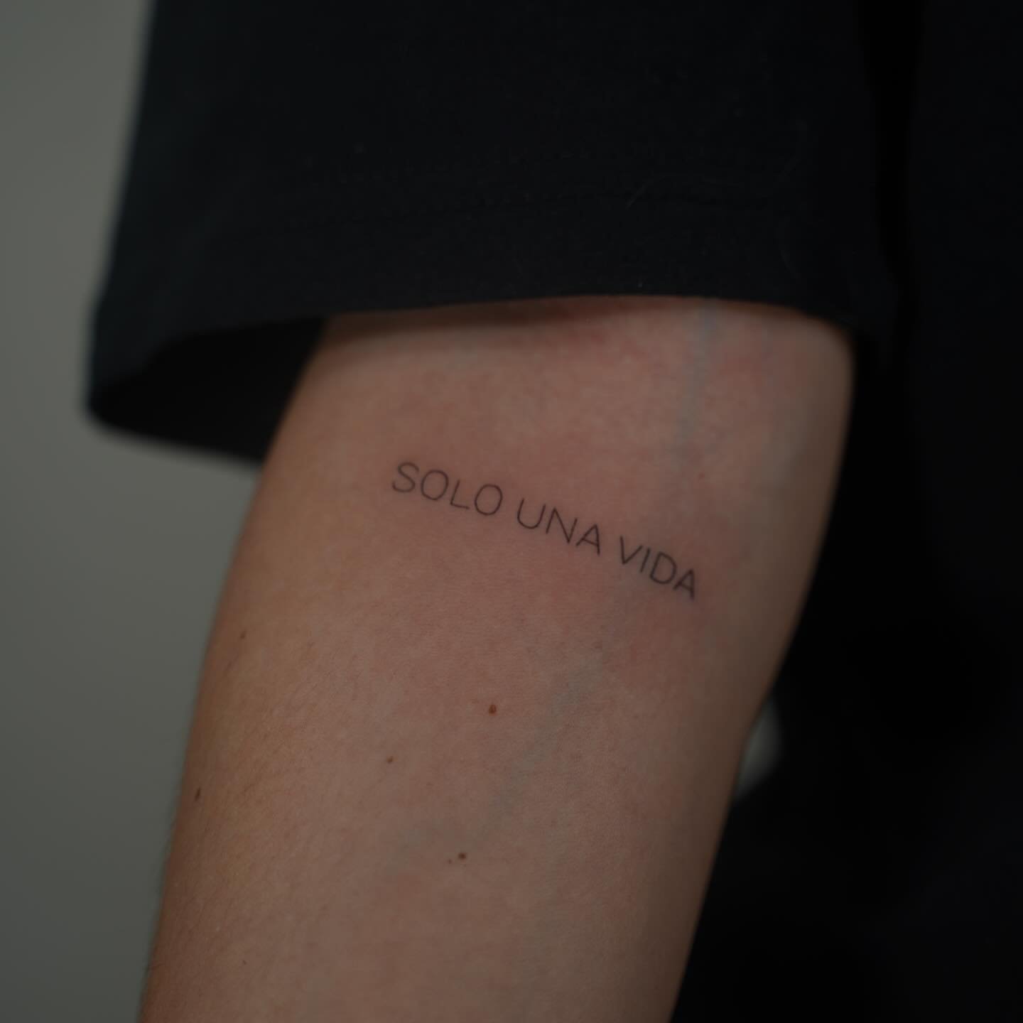 Tatuaje de frase en antebrazo, línea fina Sinkply Madrid