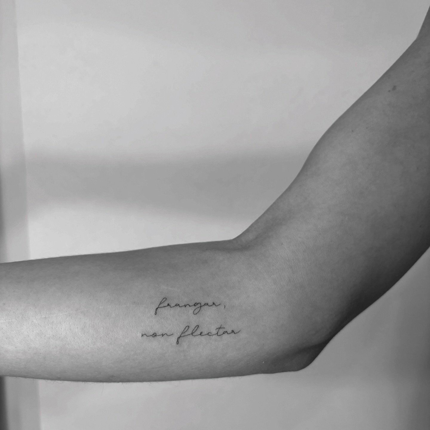 Tatuaje de frase en antebrazo, línea fina Sinkply Madrid