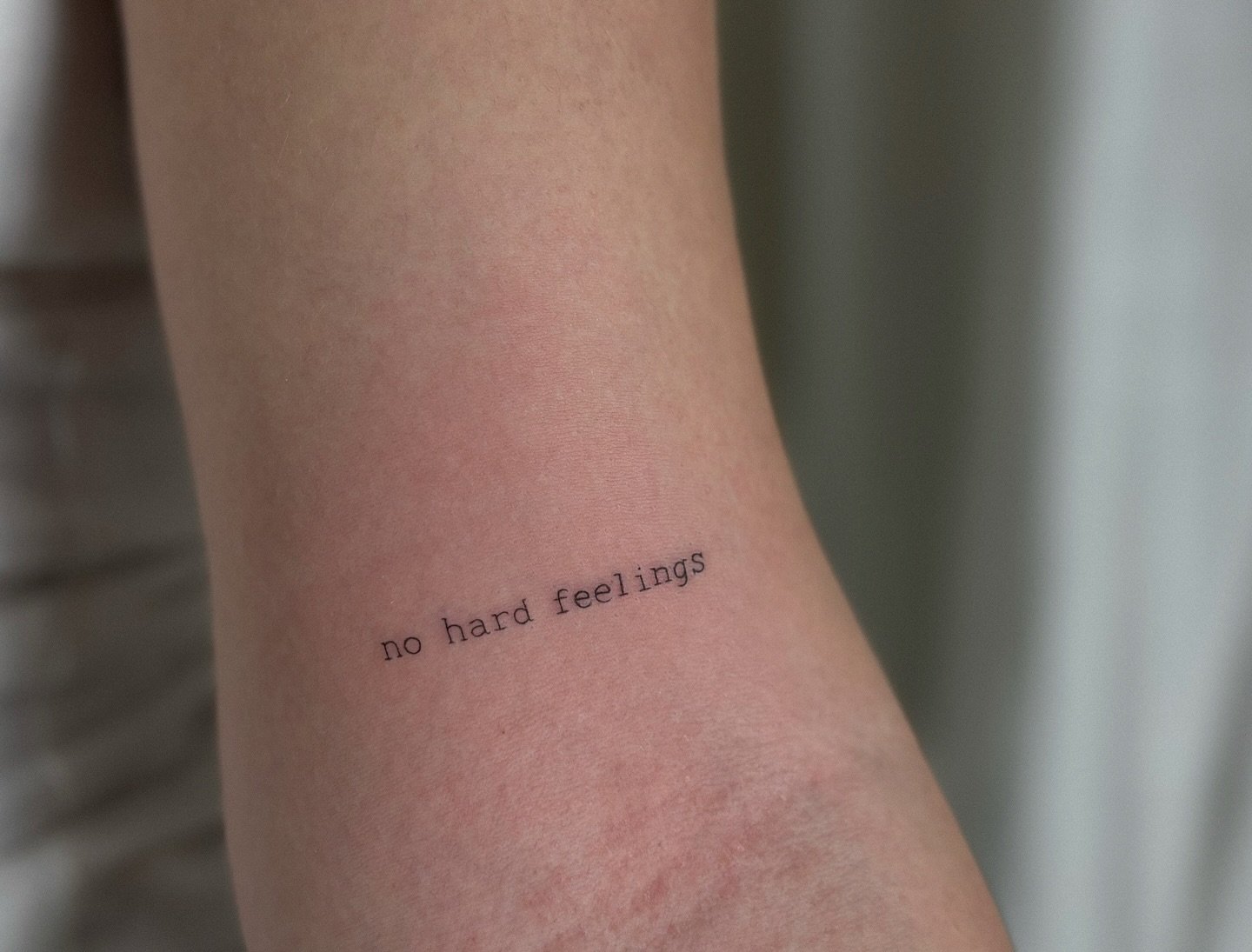 Tatuaje de frase en antebrazo, línea fina Sinkply Madrid