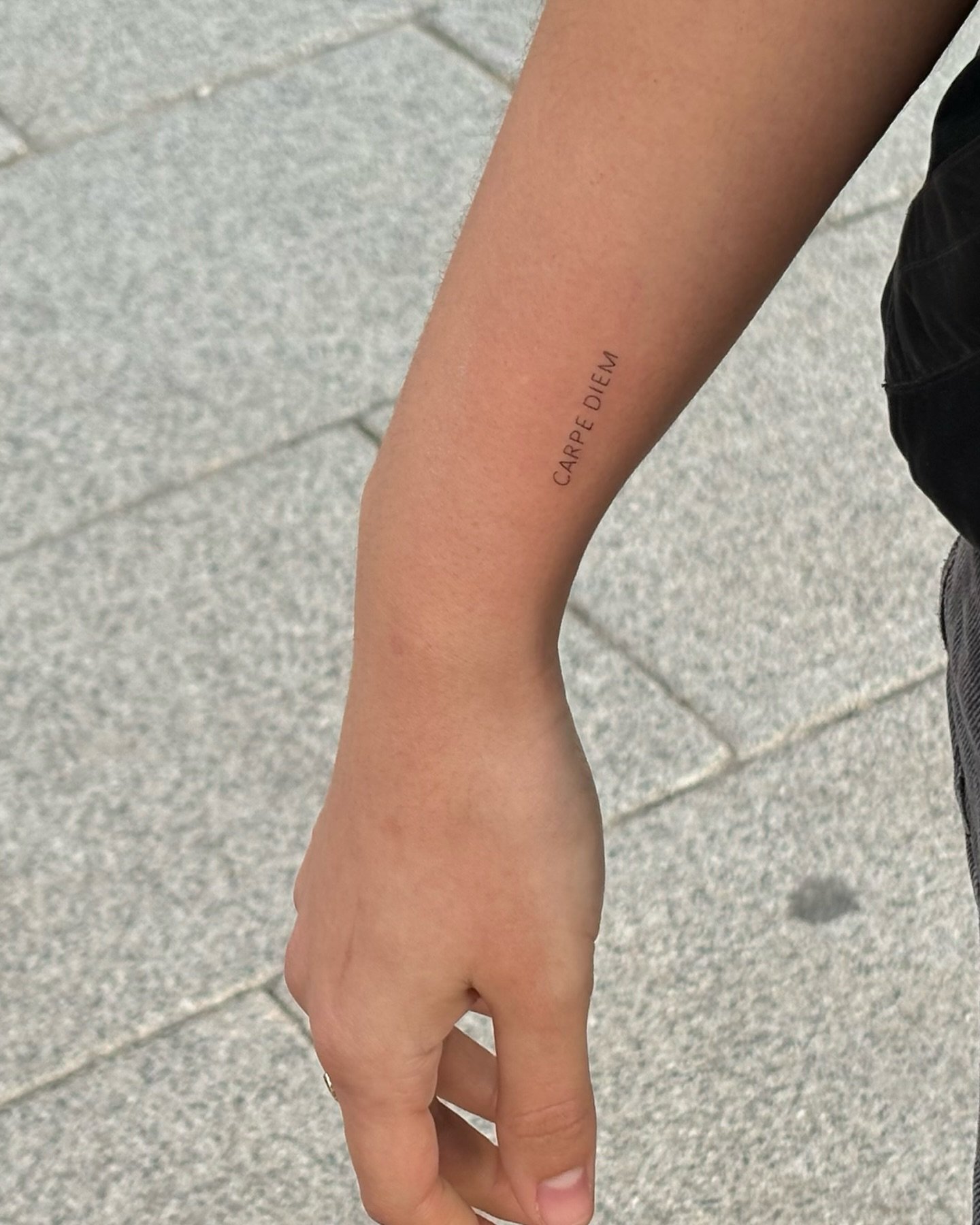 Tatuaje de frase en antebrazo, línea fina Sinkply Madrid