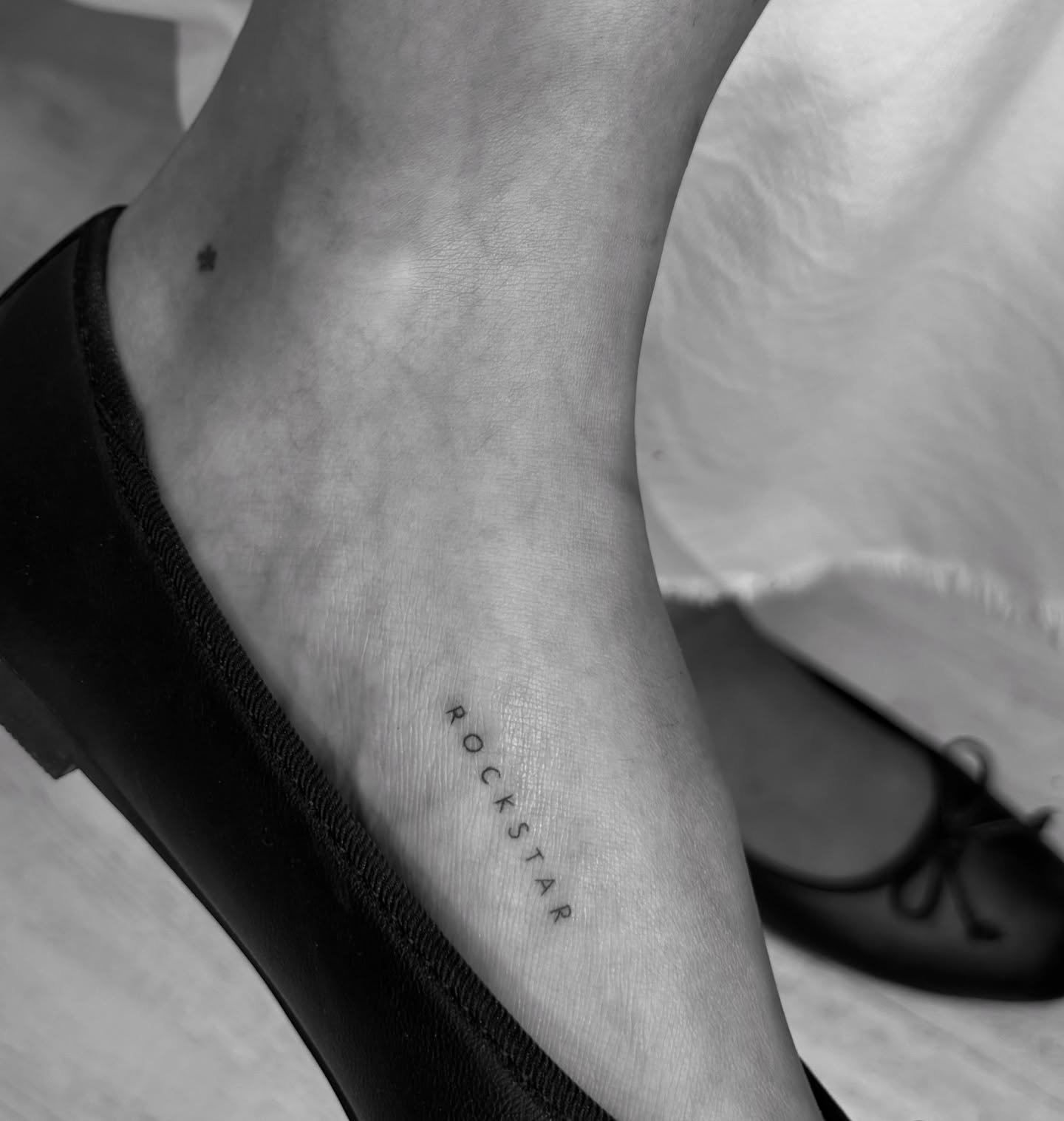 Tatuaje de frase en antebrazo, línea fina Sinkply Madrid