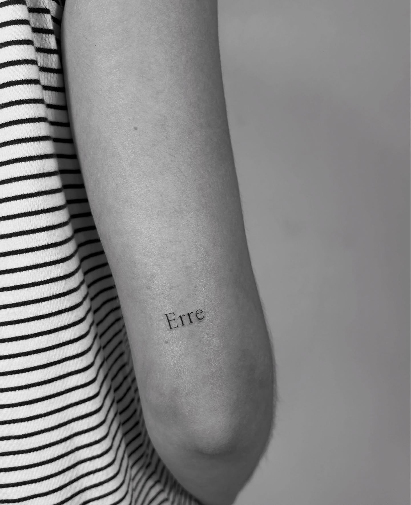 Tatuaje de frase en antebrazo, línea fina Sinkply Madrid