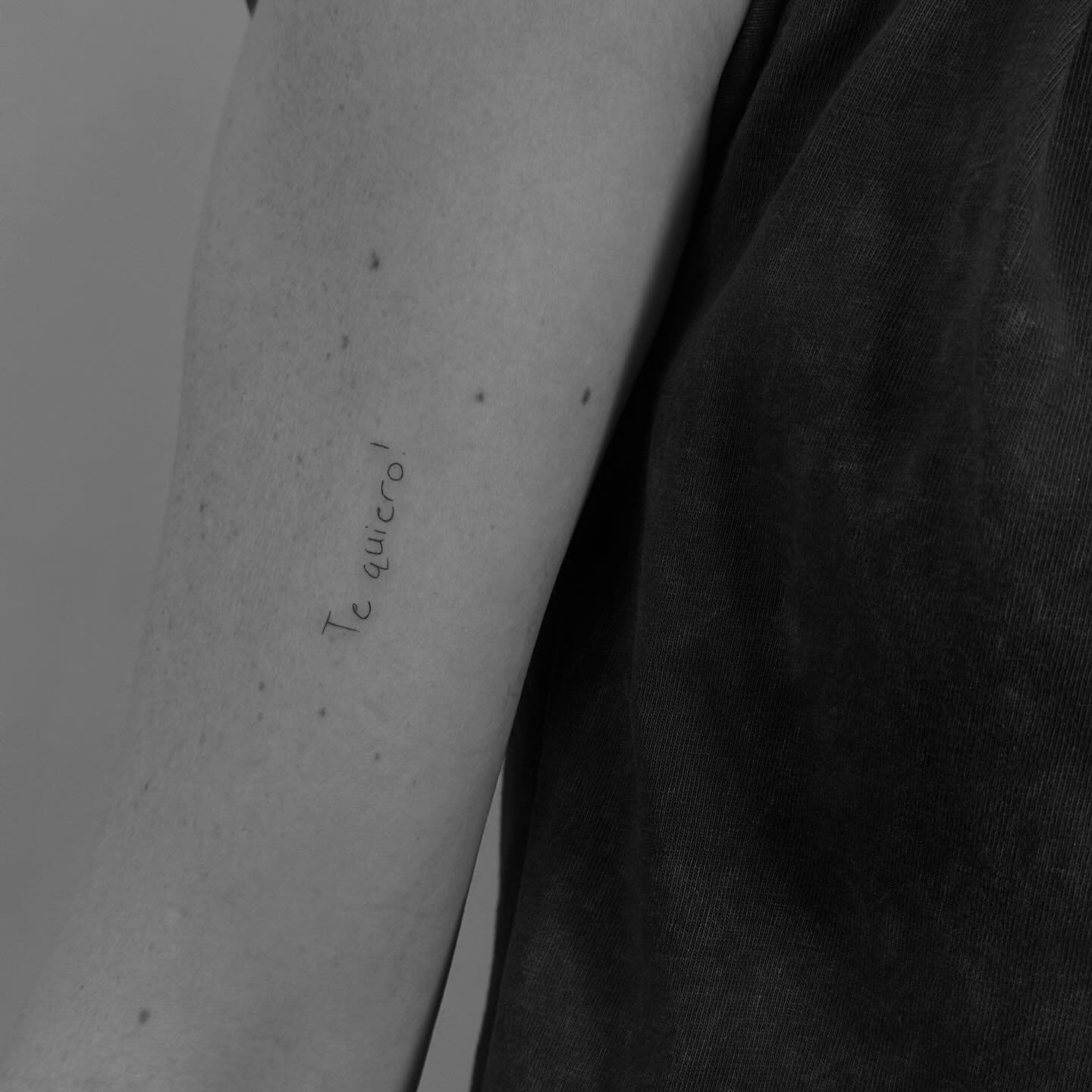 Tatuaje de frase en antebrazo, línea fina Sinkply Madrid