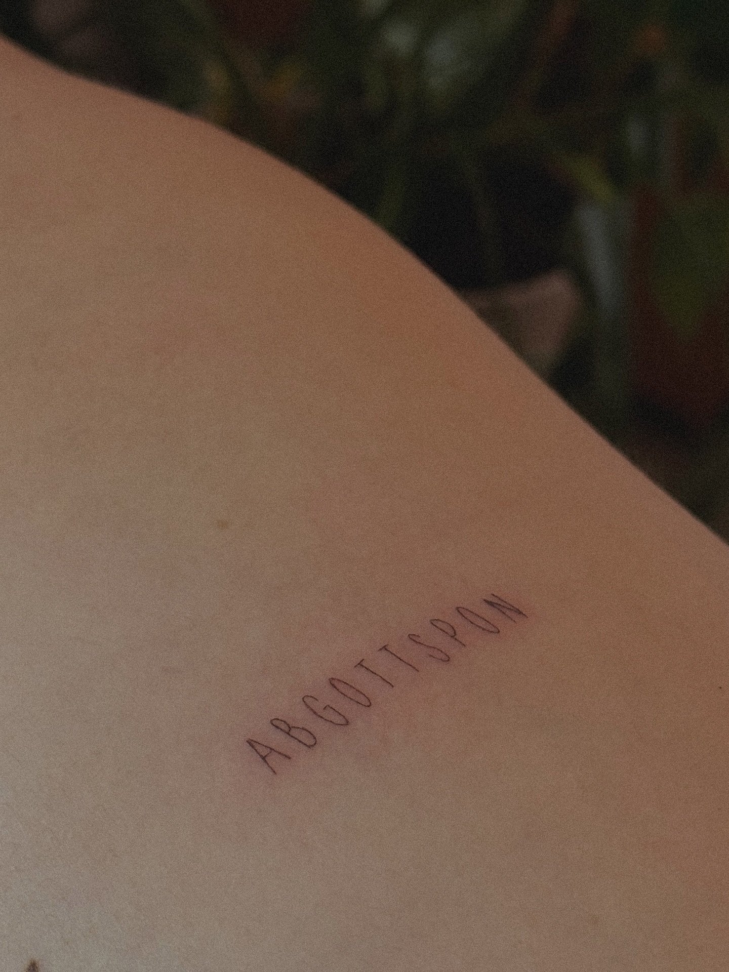 Tatuaje de frase en antebrazo, línea fina Sinkply Madrid