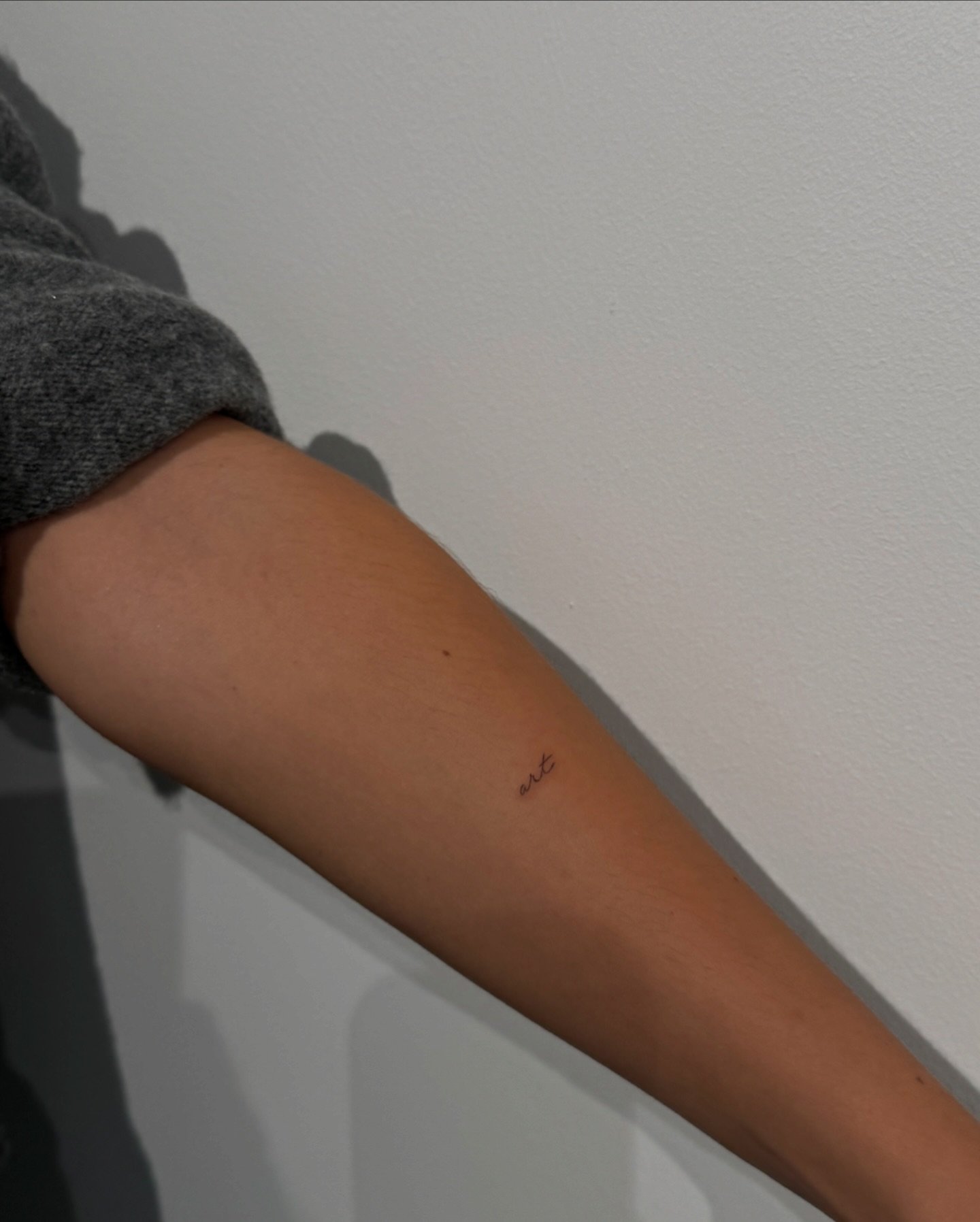 Tatuaje de frase en antebrazo, línea fina Sinkply Madrid