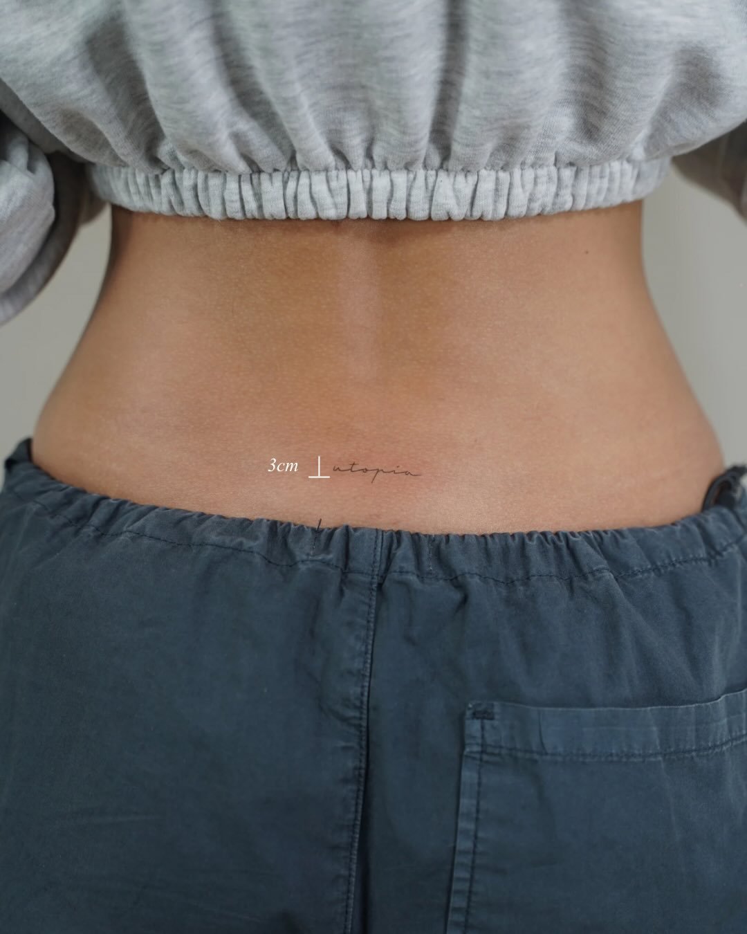 Tatuaje de frase en antebrazo, línea fina Sinkply Madrid