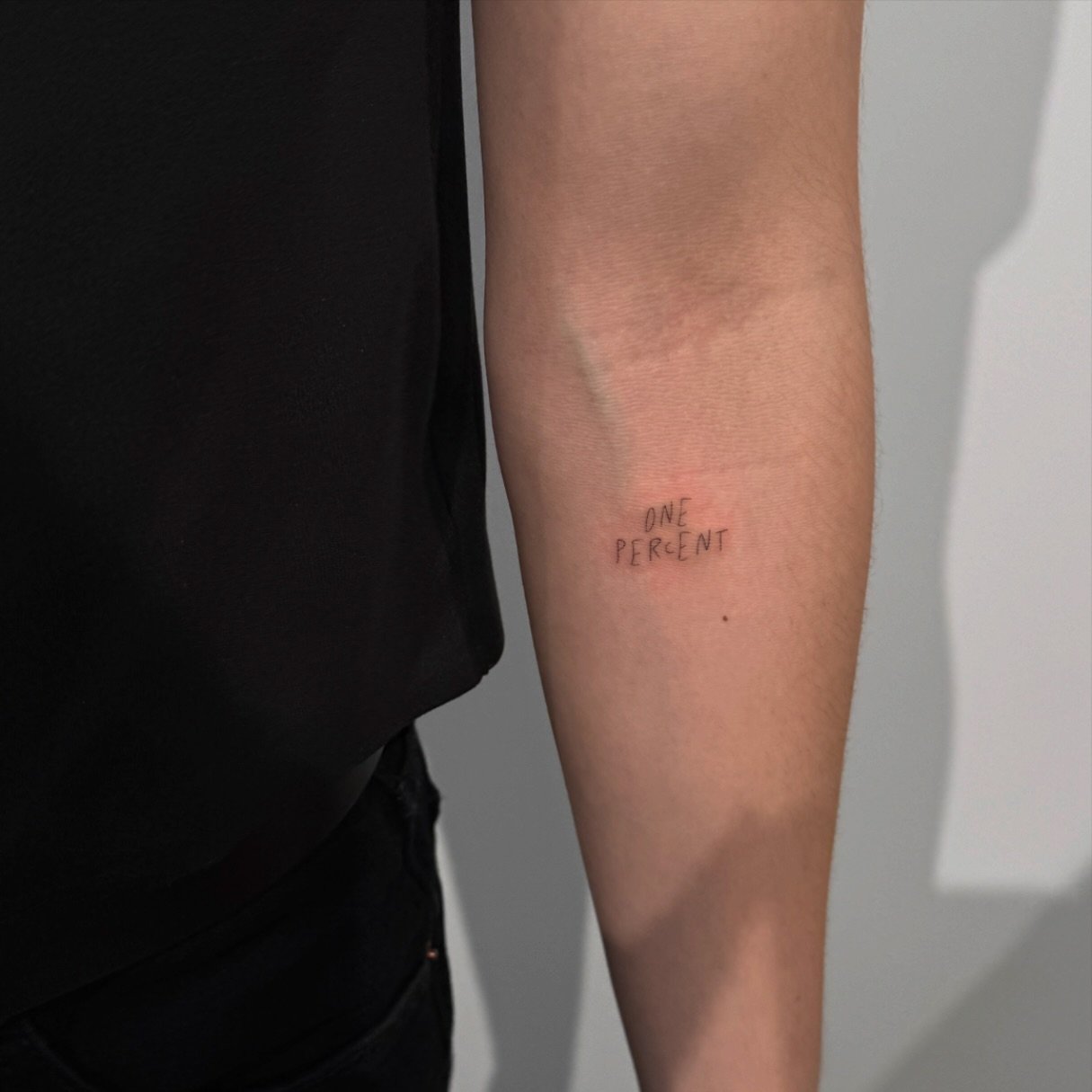 Tatuaje de frase en antebrazo, línea fina Sinkply Madrid