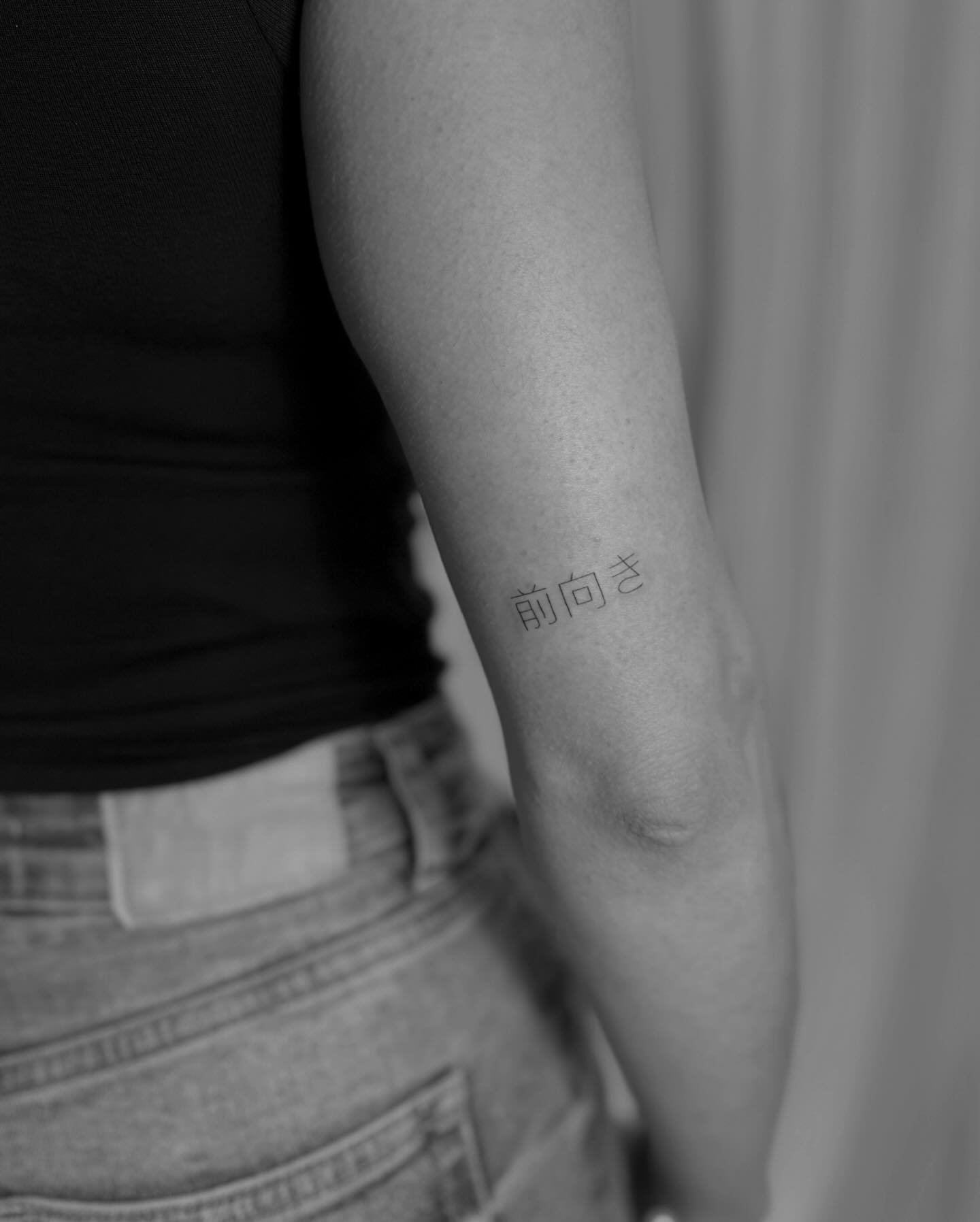 Tatuaje de frase en antebrazo, línea fina Sinkply Madrid