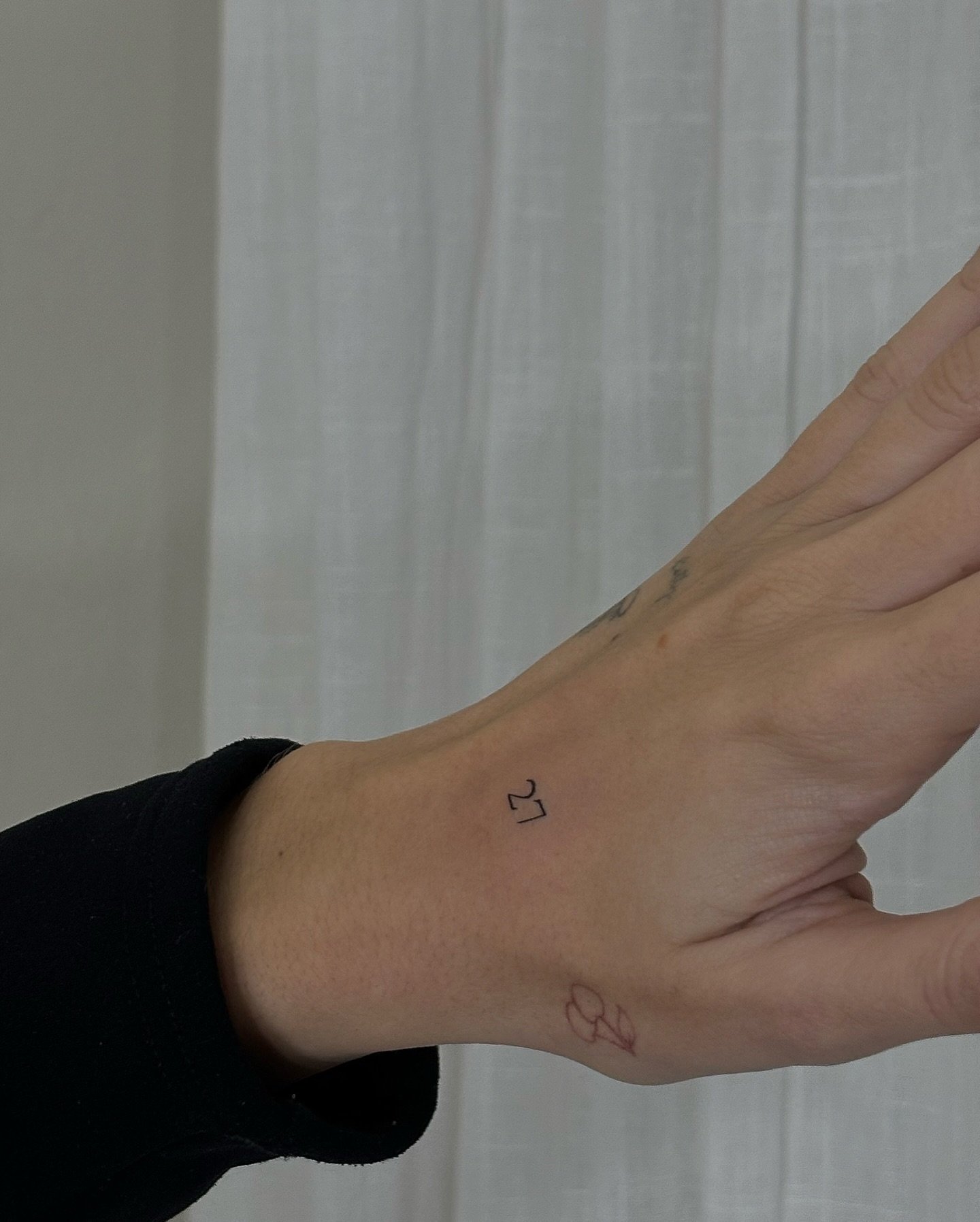 Tatuaje de frase en antebrazo, línea fina Sinkply Madrid