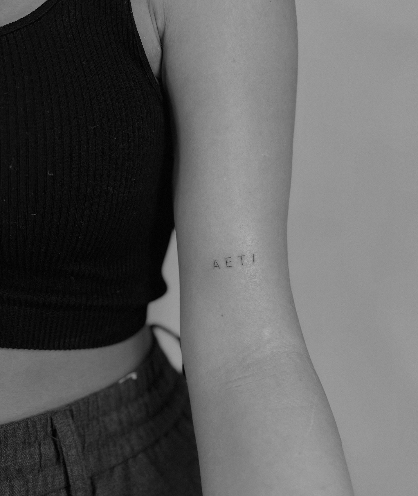 Tatuaje de frase en antebrazo, línea fina Sinkply Madrid