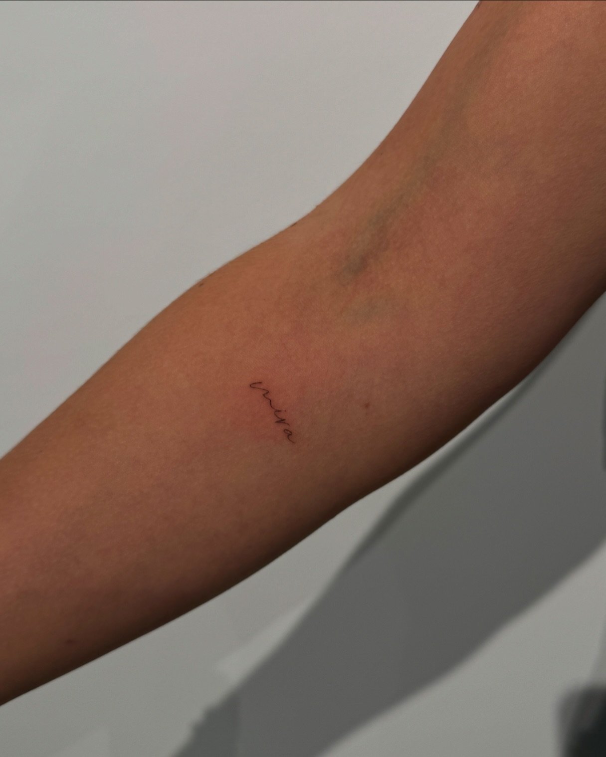 Tatuaje de frase en antebrazo, línea fina Sinkply Madrid