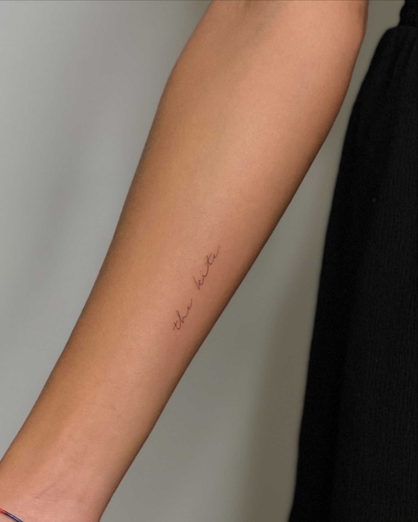 Tatuaje de frase en antebrazo, línea fina Sinkply Madrid