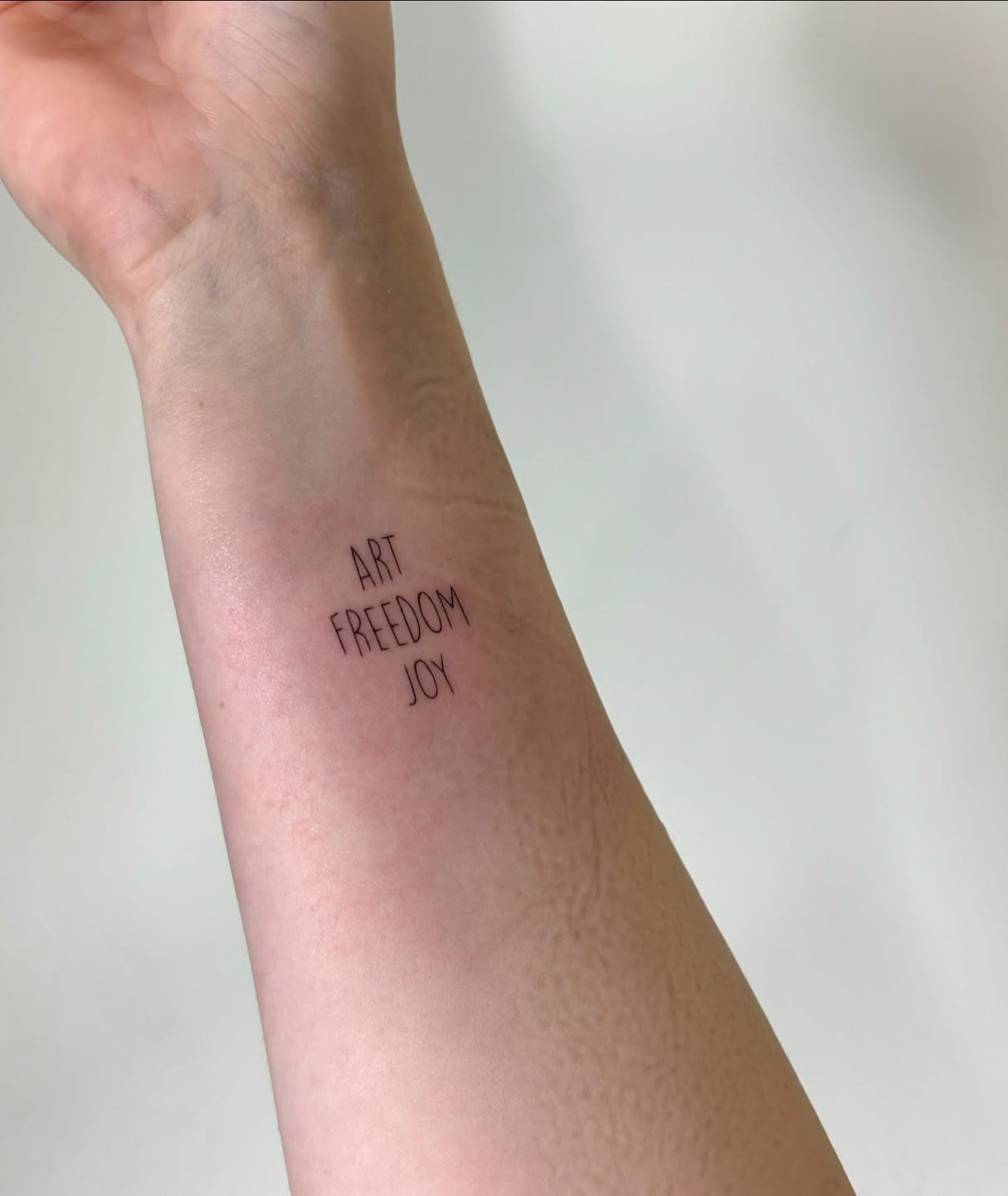 Tatuaje de frase en antebrazo, línea fina Sinkply Madrid