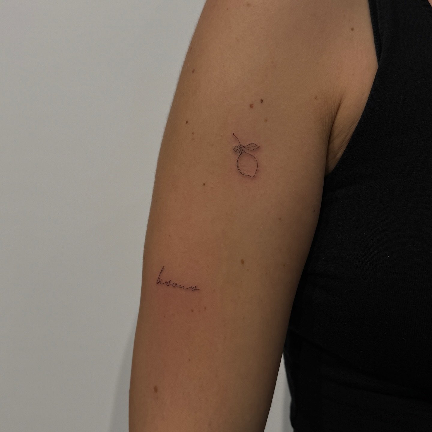 Tatuaje de frase en antebrazo, línea fina Sinkply Madrid