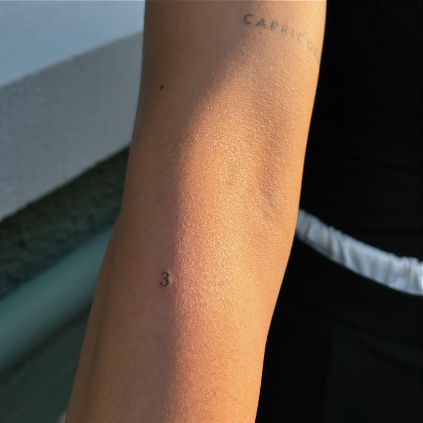 Tatuaje de frase en antebrazo, línea fina Sinkply Madrid